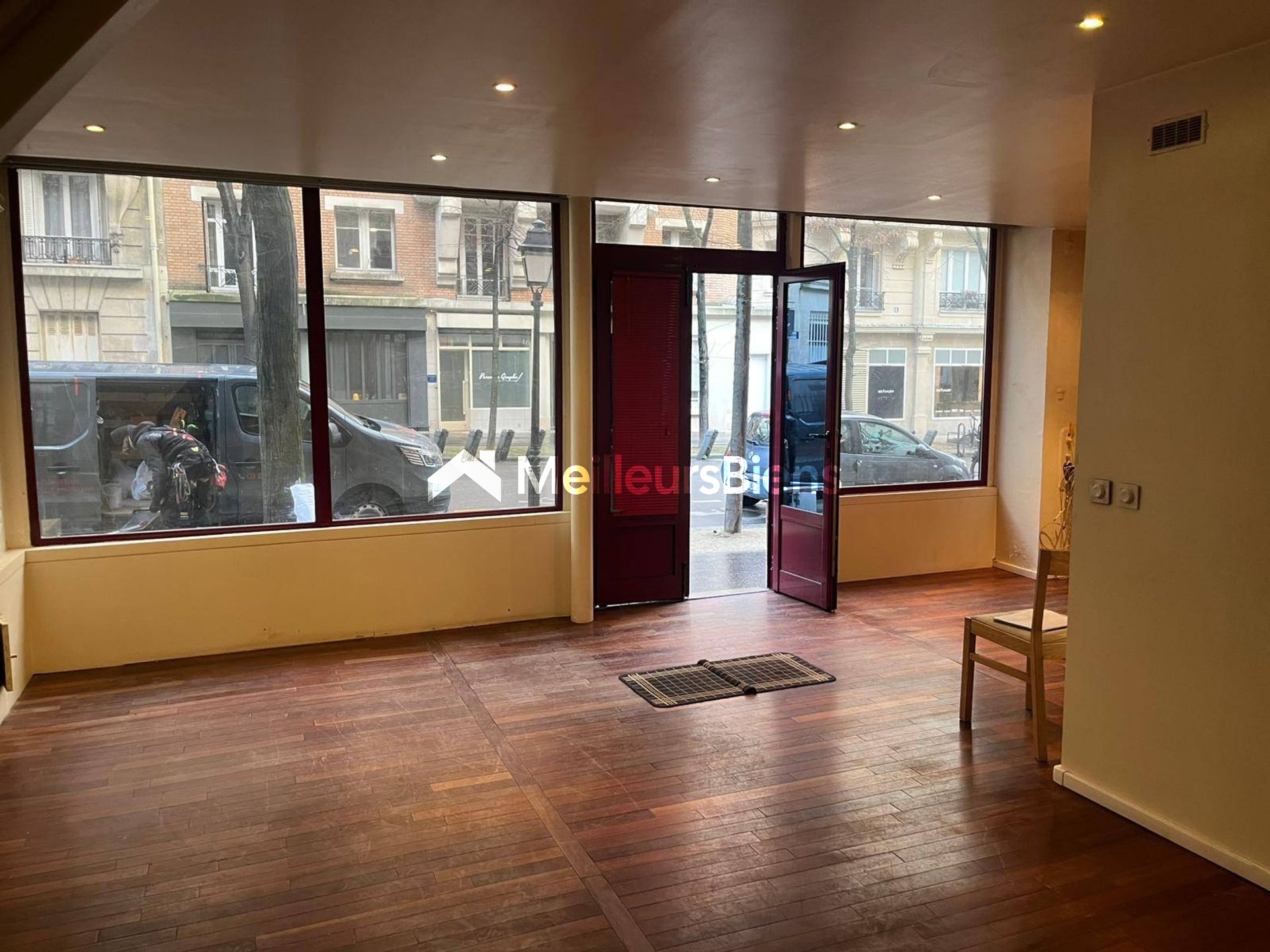 Duplex à fort potentiel, à rénover avec cour plein sud et multiples possibilités d’aménagement.