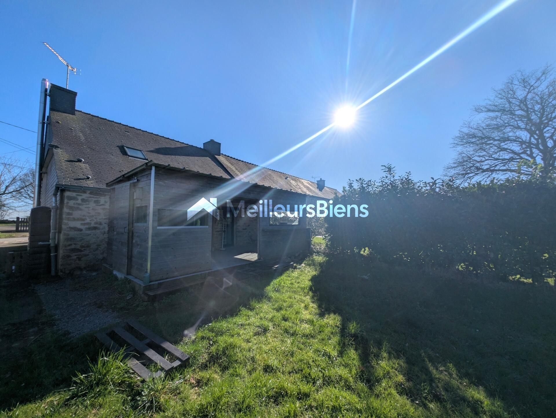 56130 NIVILLAC- Maison en pierre rénovée écologiquement – 85 m² habitables– 4 901 m² de terrain – Hangar 100 m²
