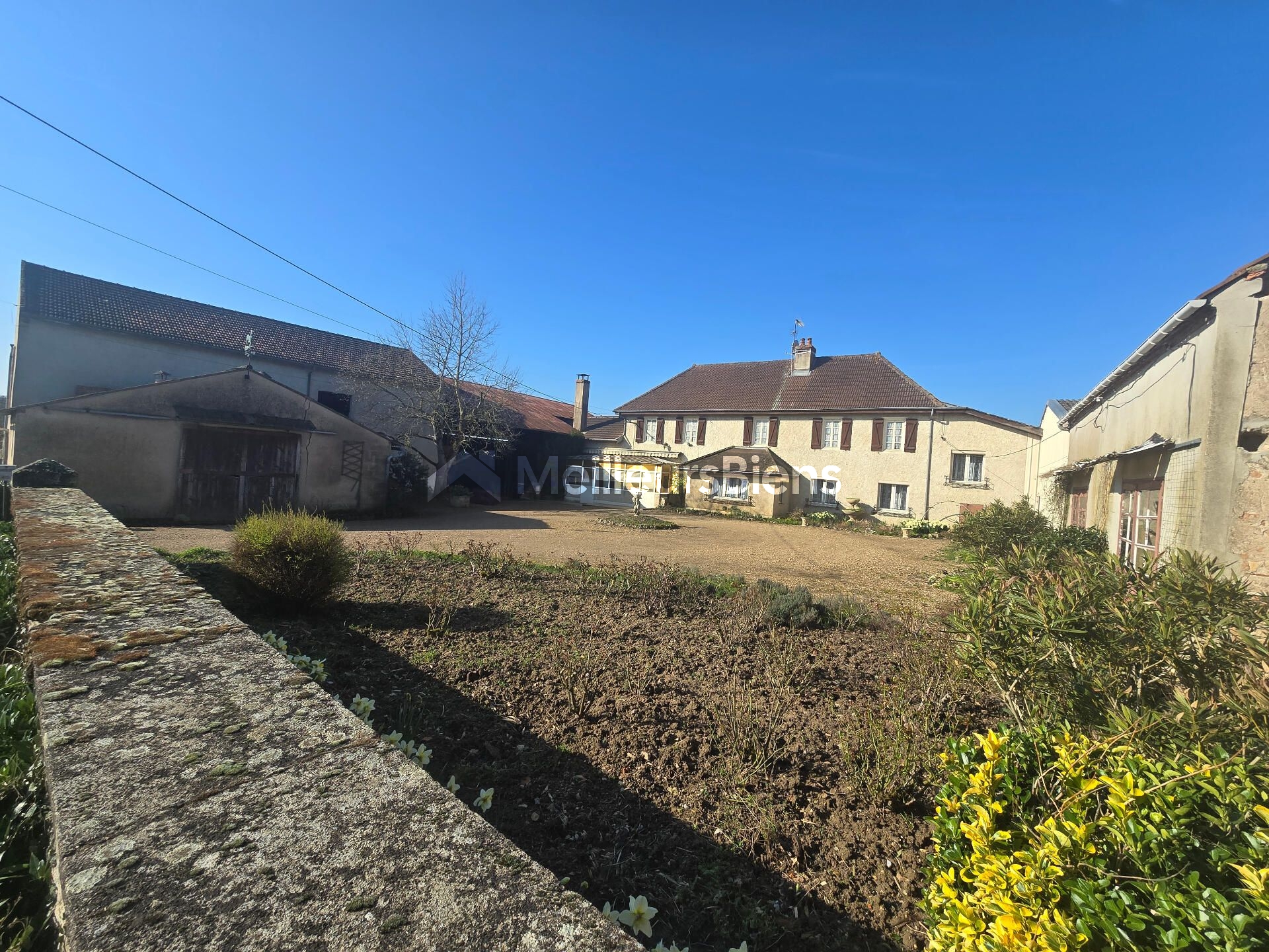 une propriété avec dépendances à Auxonne
