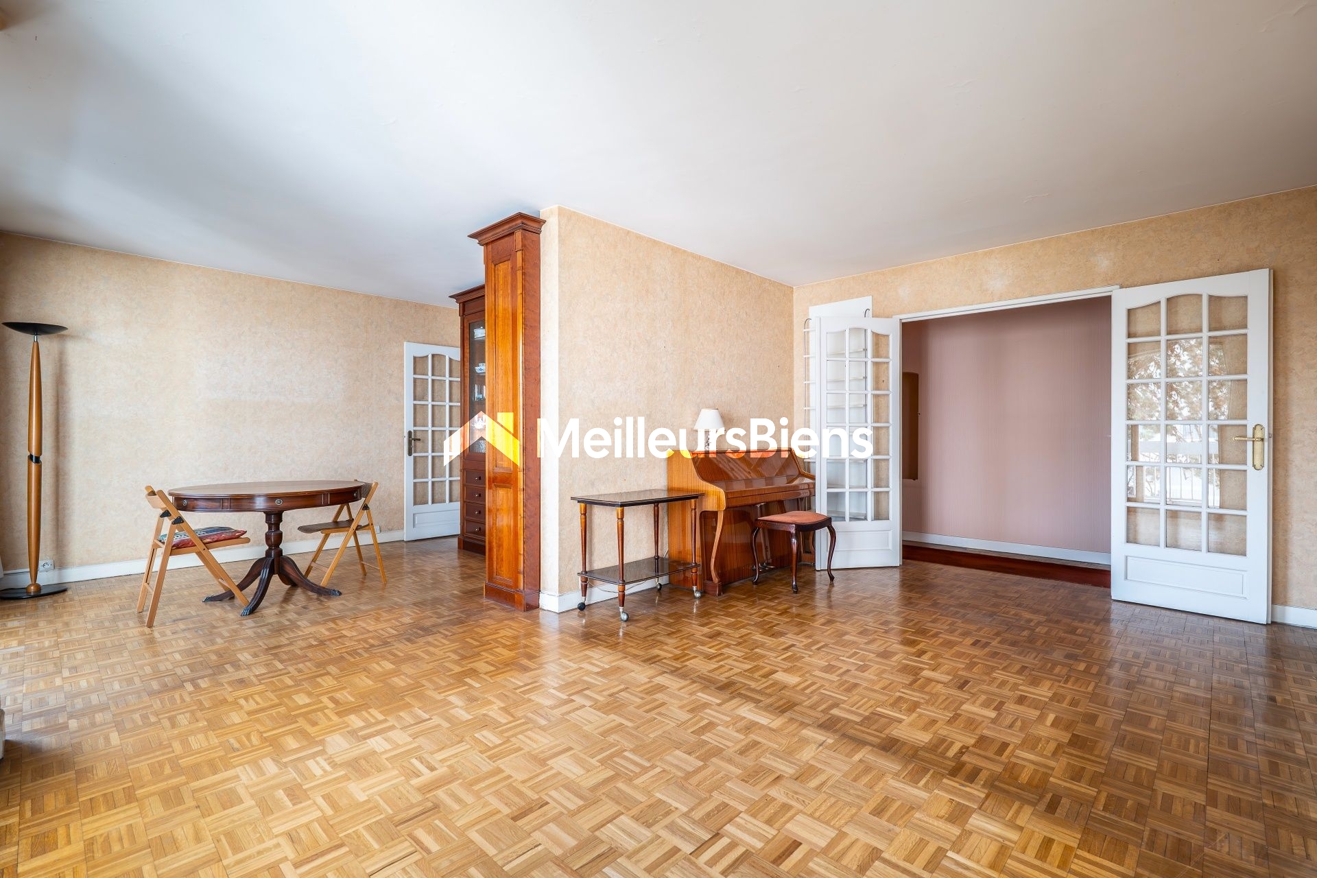 5 pièces 105 m² - double balcon - parking - cave