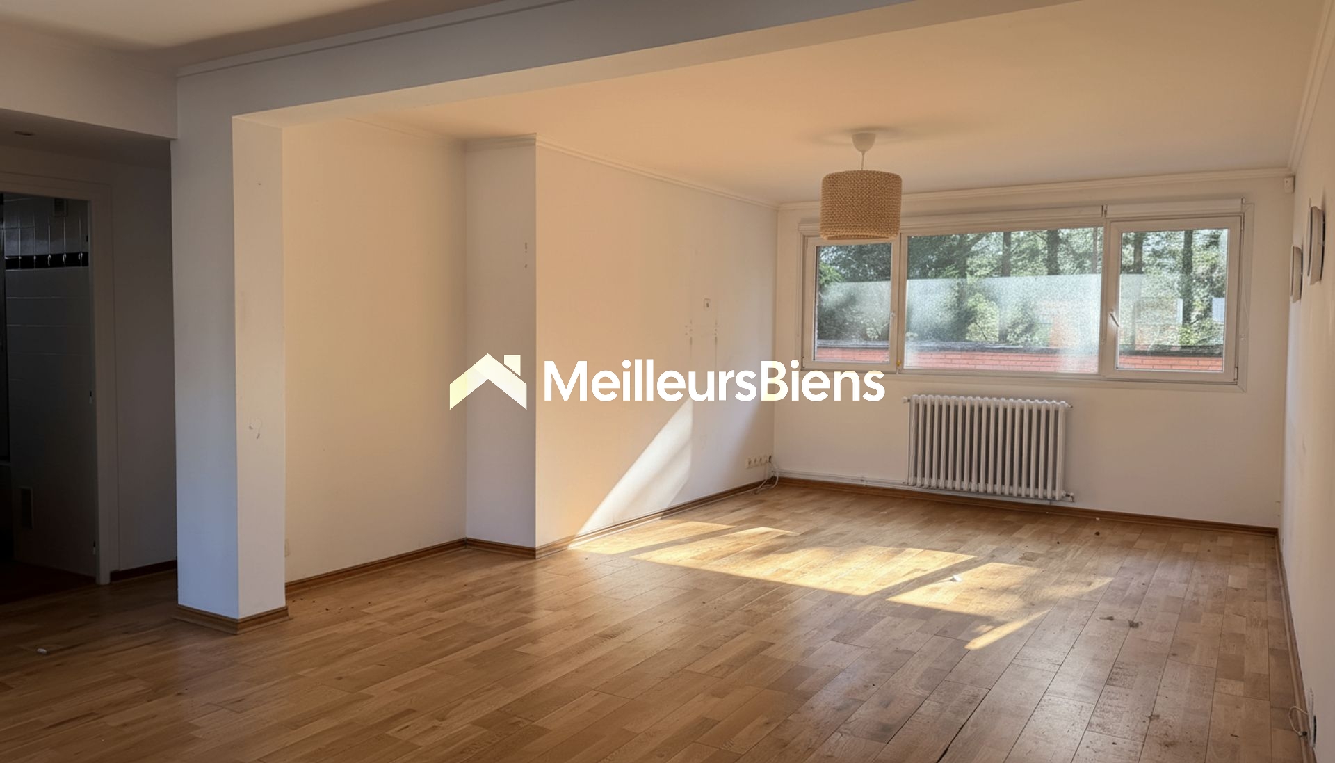 Appartement fonctionnel avec garage + stationnement privé (rare sur le secteur)