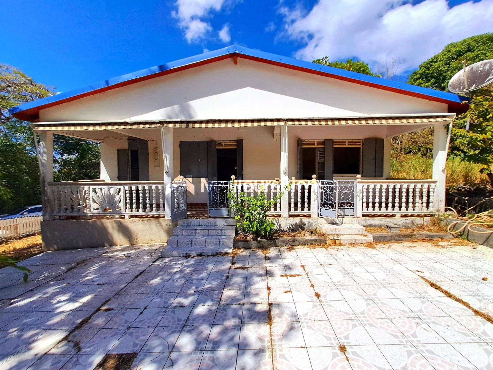 Maison à rénover sur terrain de 2  500 m² proche plage