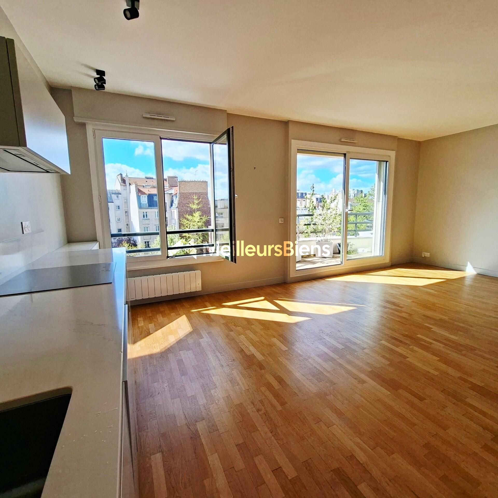 Grand F2 /3 au soleil étage élevé deux balcons clim chambre