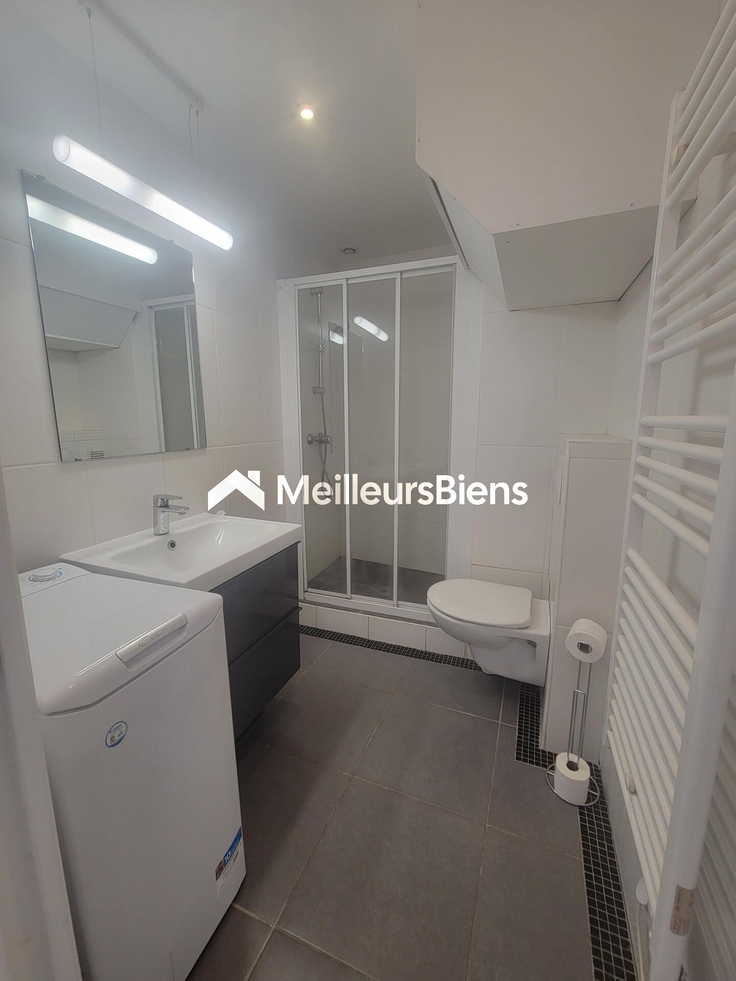 Magnifique studio ensoleillé situé au 4ème étage avec ascenseur