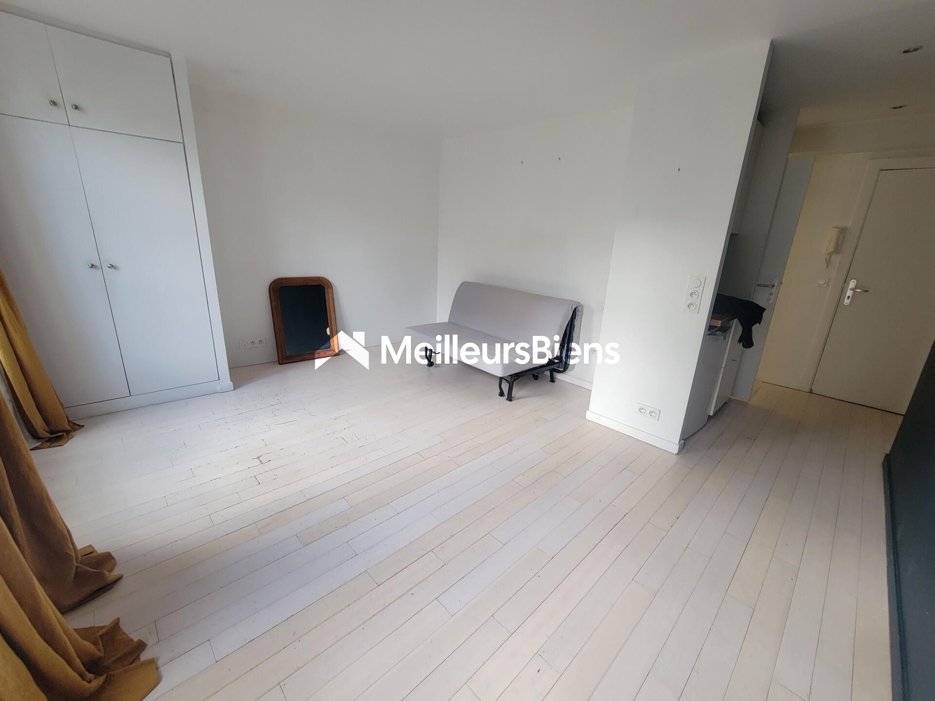 Magnifique studio ensoleillé situé au 4ème étage avec ascenseur