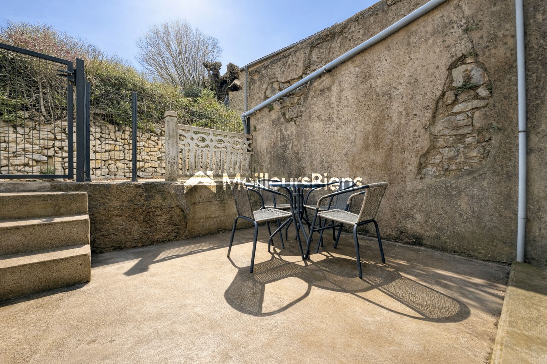 Sud Ardèche - Saint André de Cruzières : Maison en pierre, terrasse avec vue.