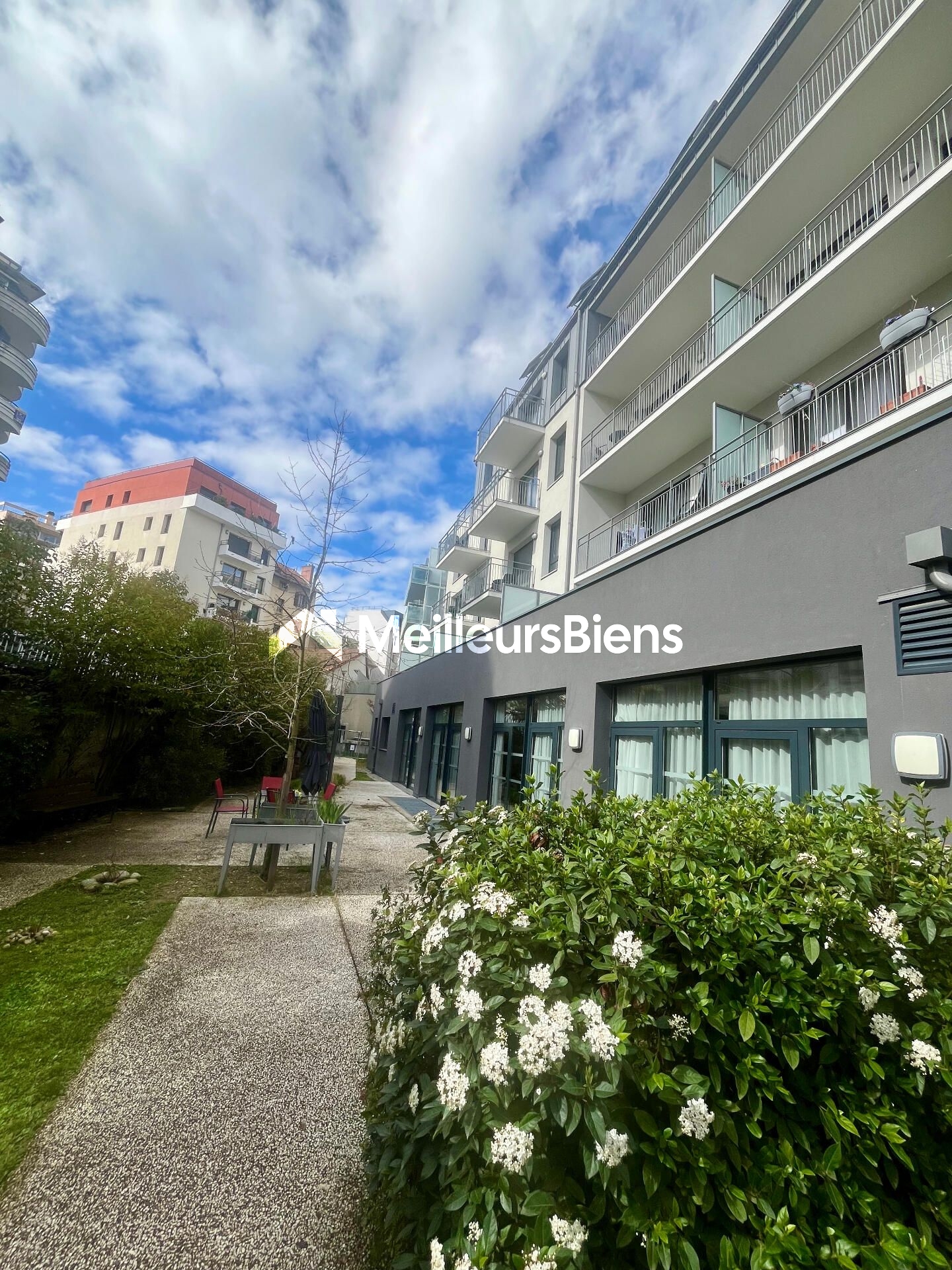 Chambéry centre ville- Appartement T1 de 30 m2 entièrement meublé en étage élevé