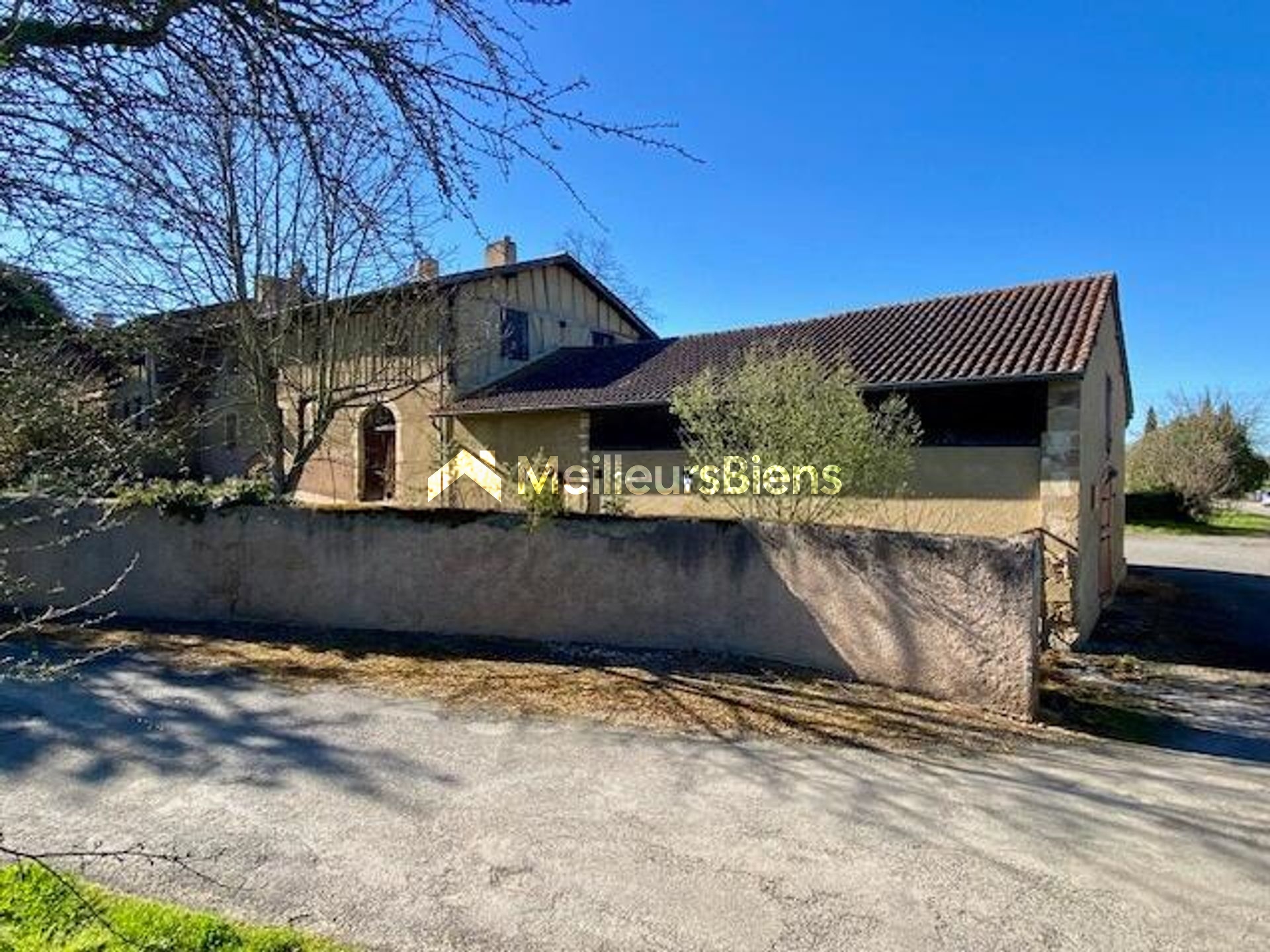 Exclusivité - A 5 min de Mirande - Maison 140m2 avec jardin, chai et étable