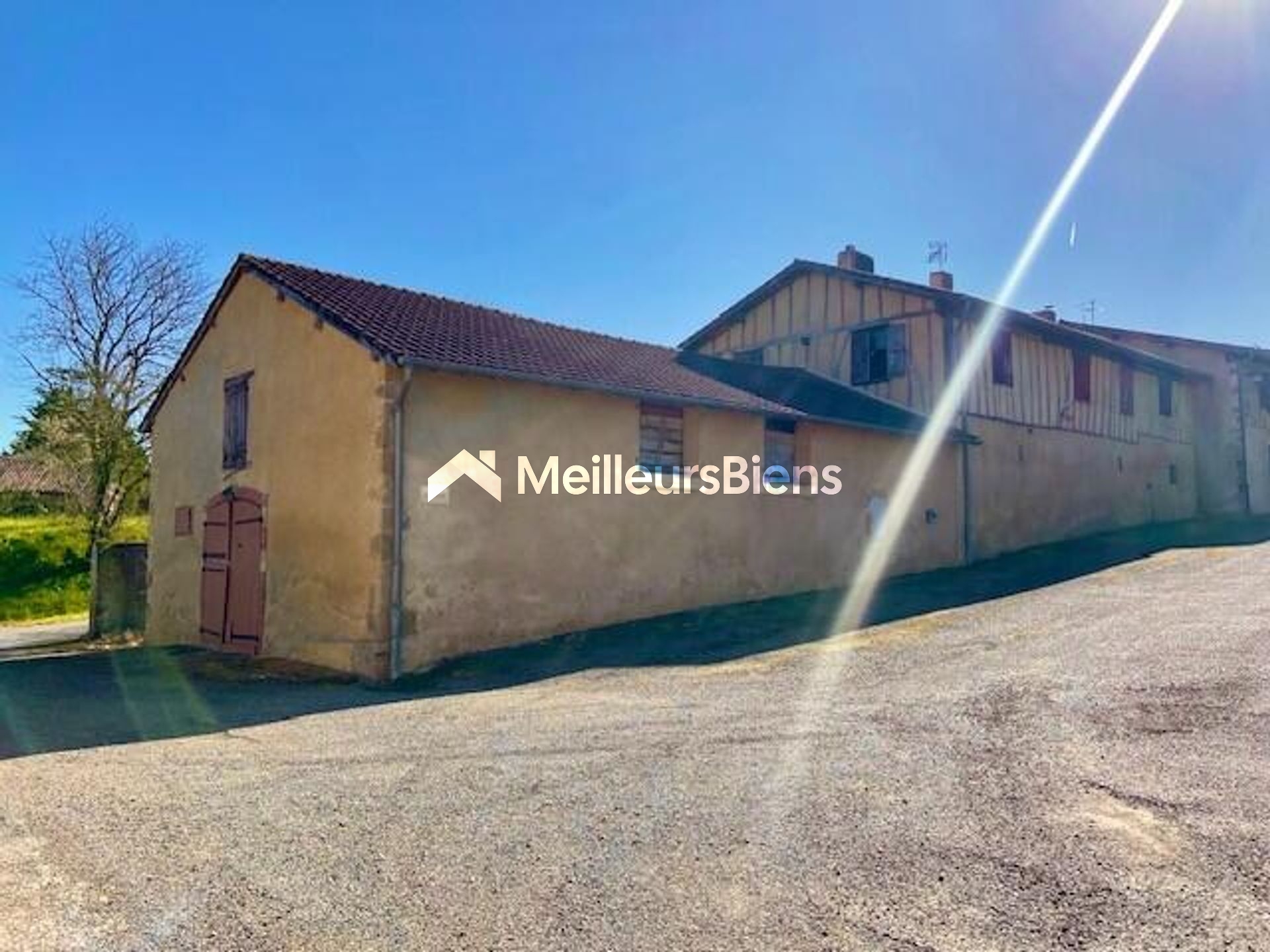 Exclusivité - A 5 min de Mirande - Maison 140m2 avec jardin, chai et étable