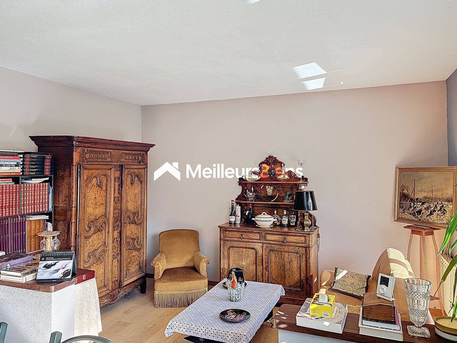 Maison de plain-pied avec piscine, carport