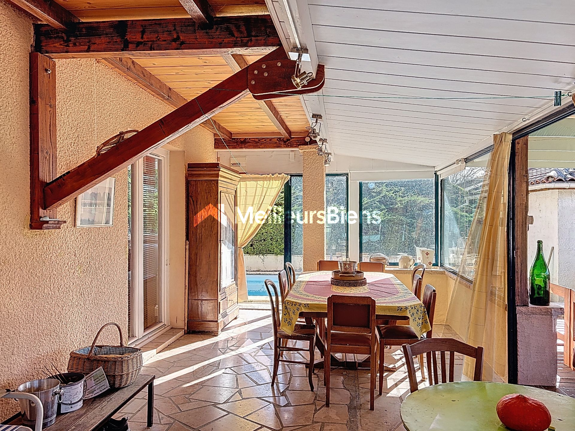 Maison de plain-pied avec piscine, carport