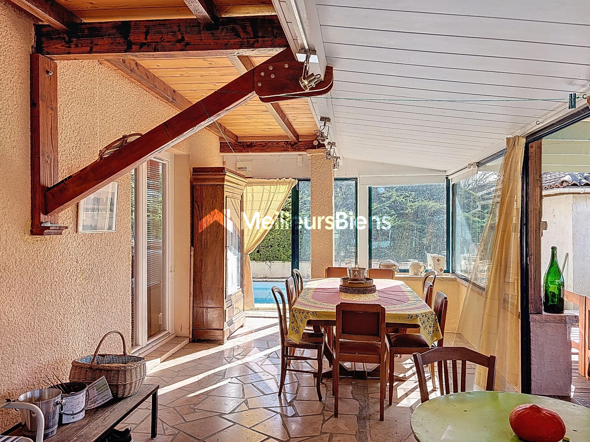 Maison de plain-pied avec piscine, carport