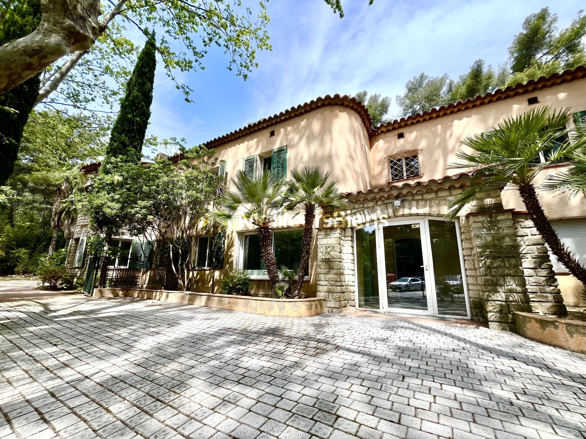 LE COUP DE FUSIL IMMOBILIER DE L'ANNEE: Très vaste bastide à la situation idéale pour projets à grands profits......