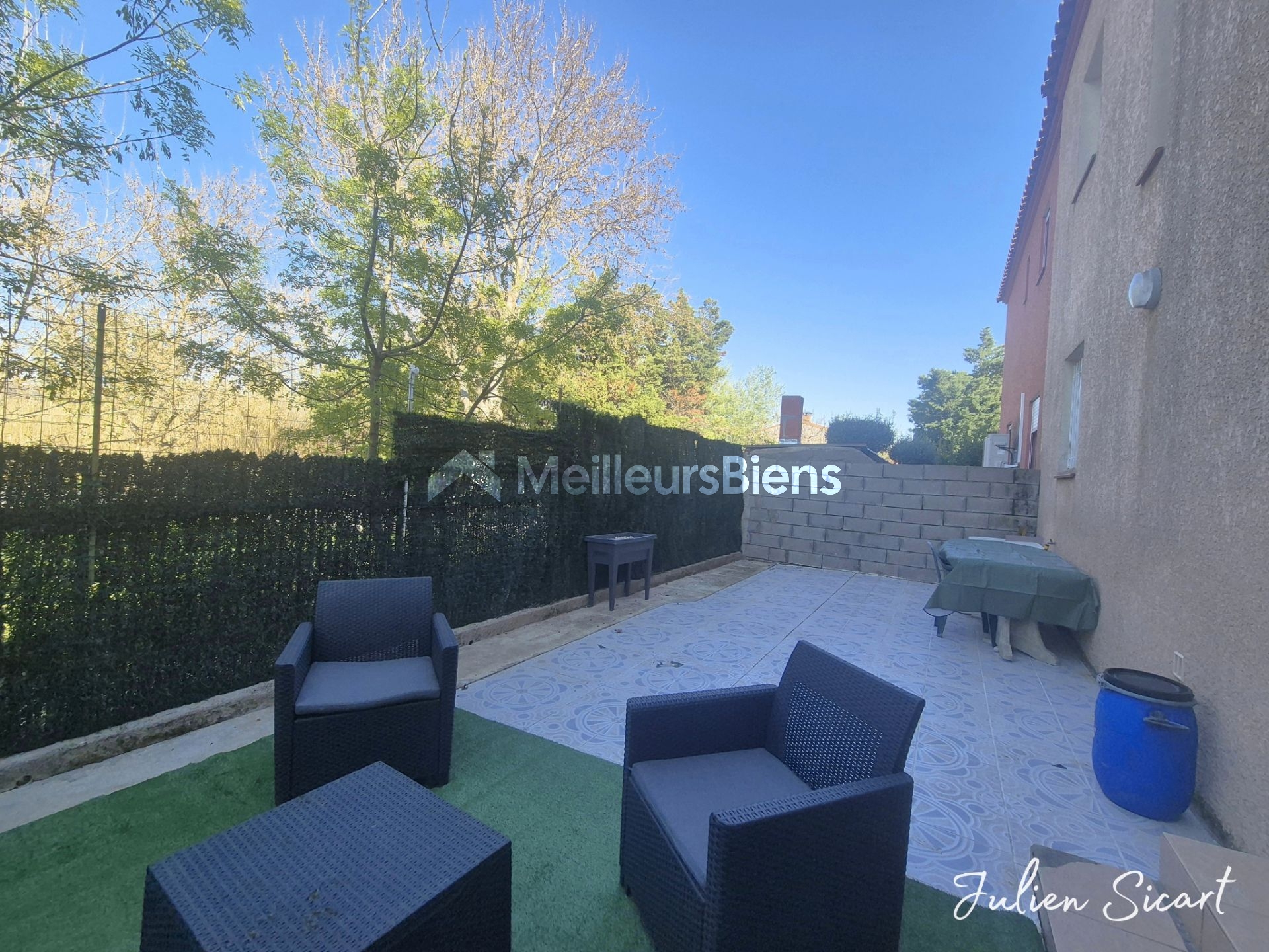 Maison 2 faces avec garage et extérieur