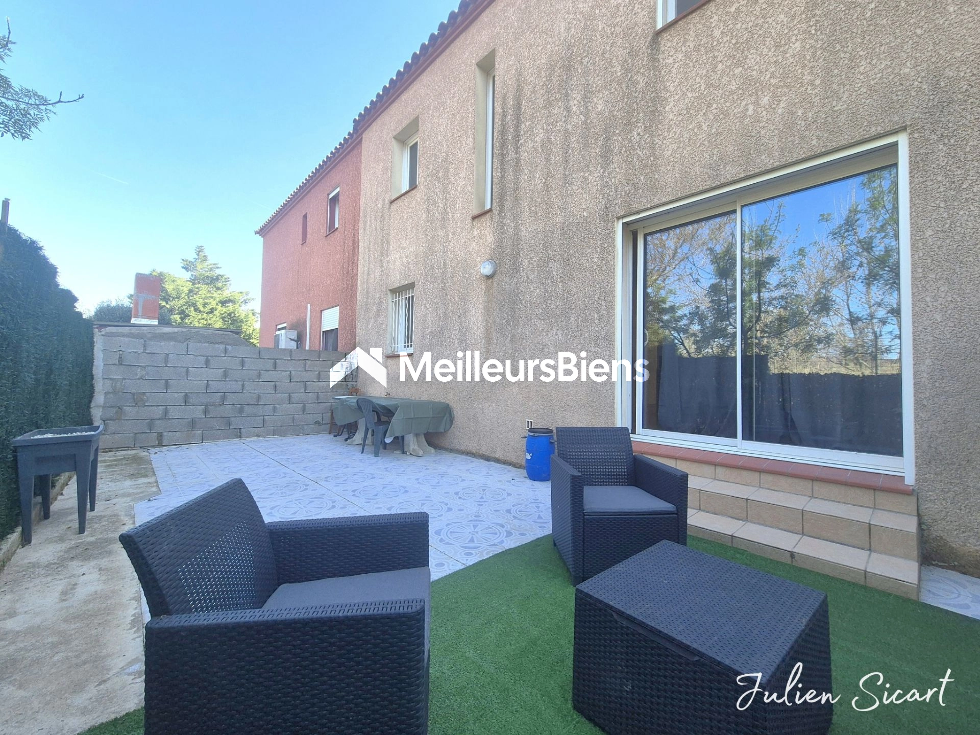 Maison 2 faces avec garage et extérieur