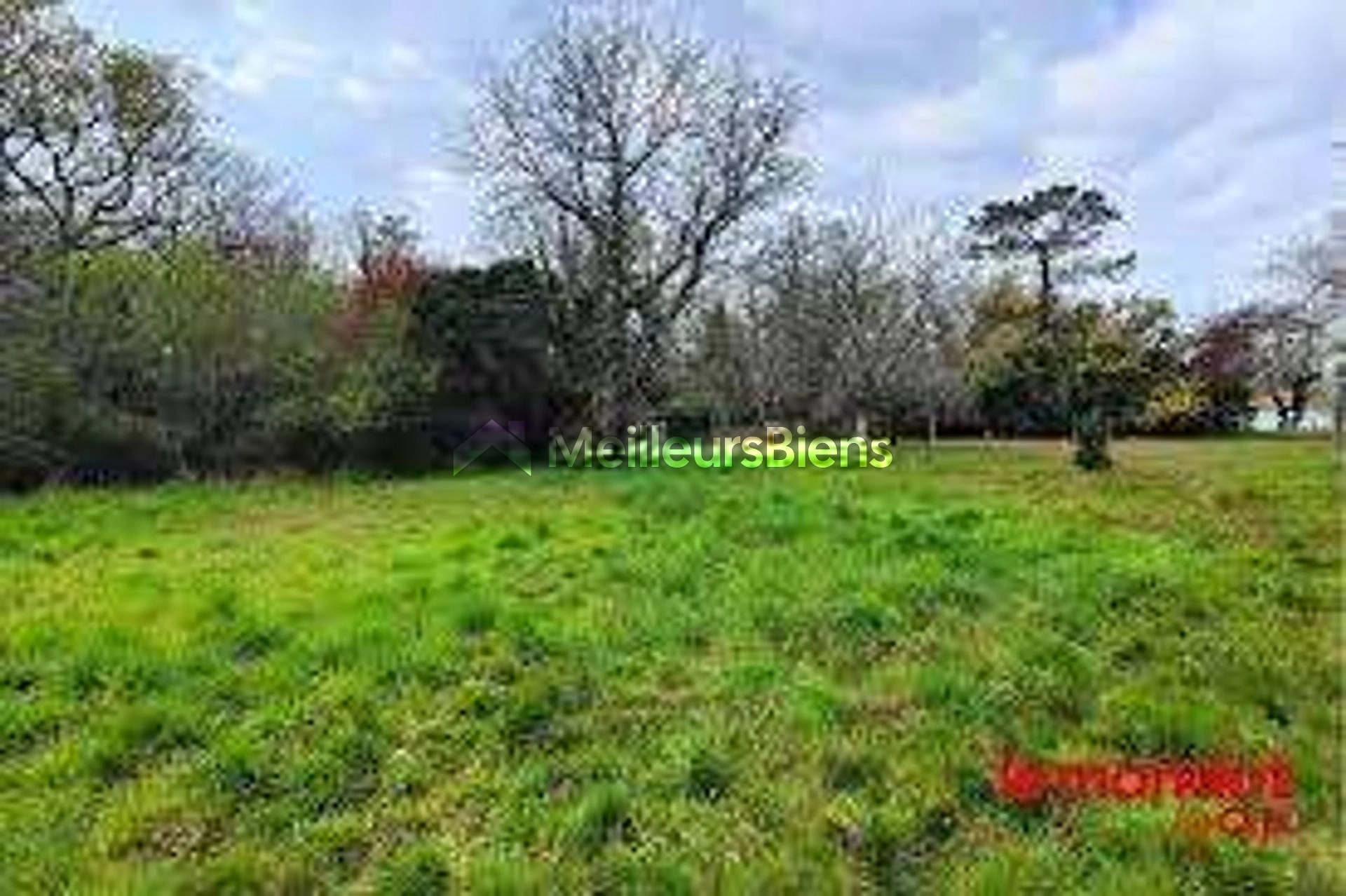 Beau terrain à bâtir de 590 m² a proximité des commodités