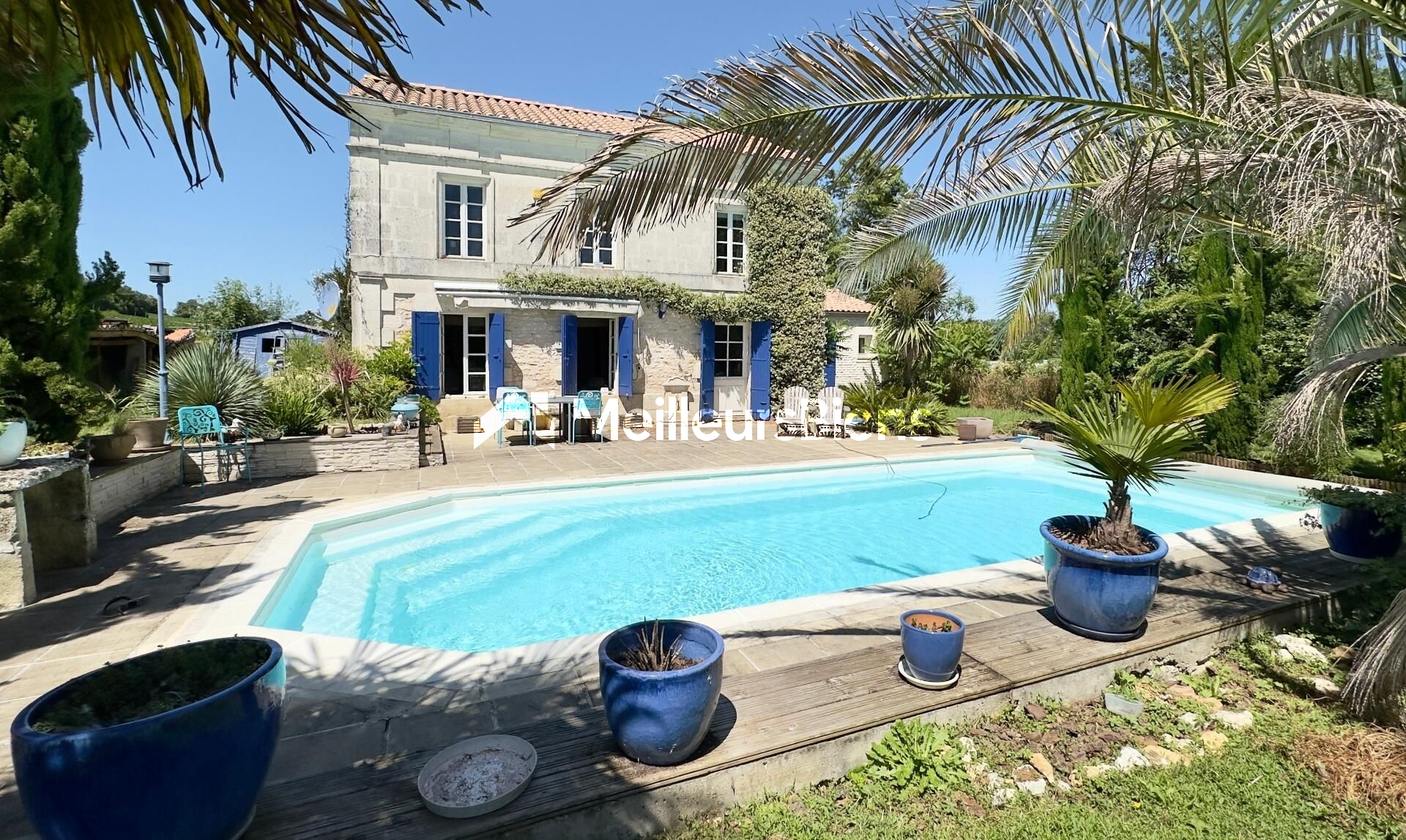 JOLIE MAISON EN PIERRES AVEC PISCINE