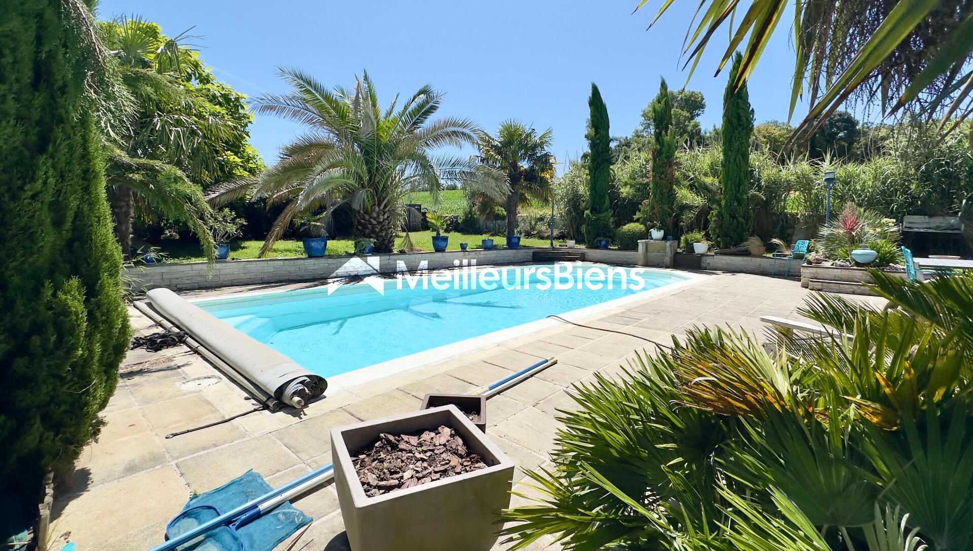 JOLIE MAISON EN PIERRES AVEC PISCINE