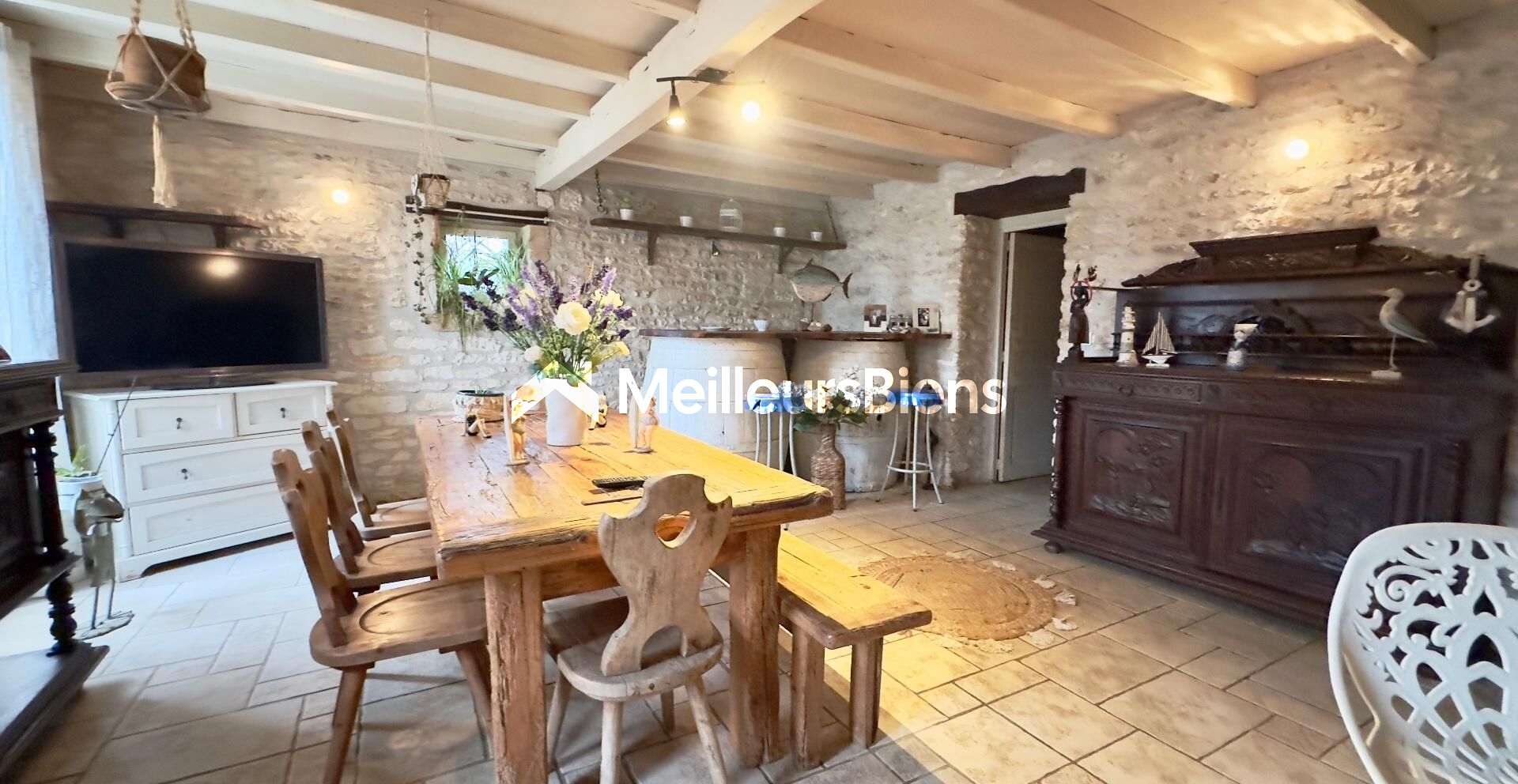 JOLIE MAISON EN PIERRES AVEC PISCINE