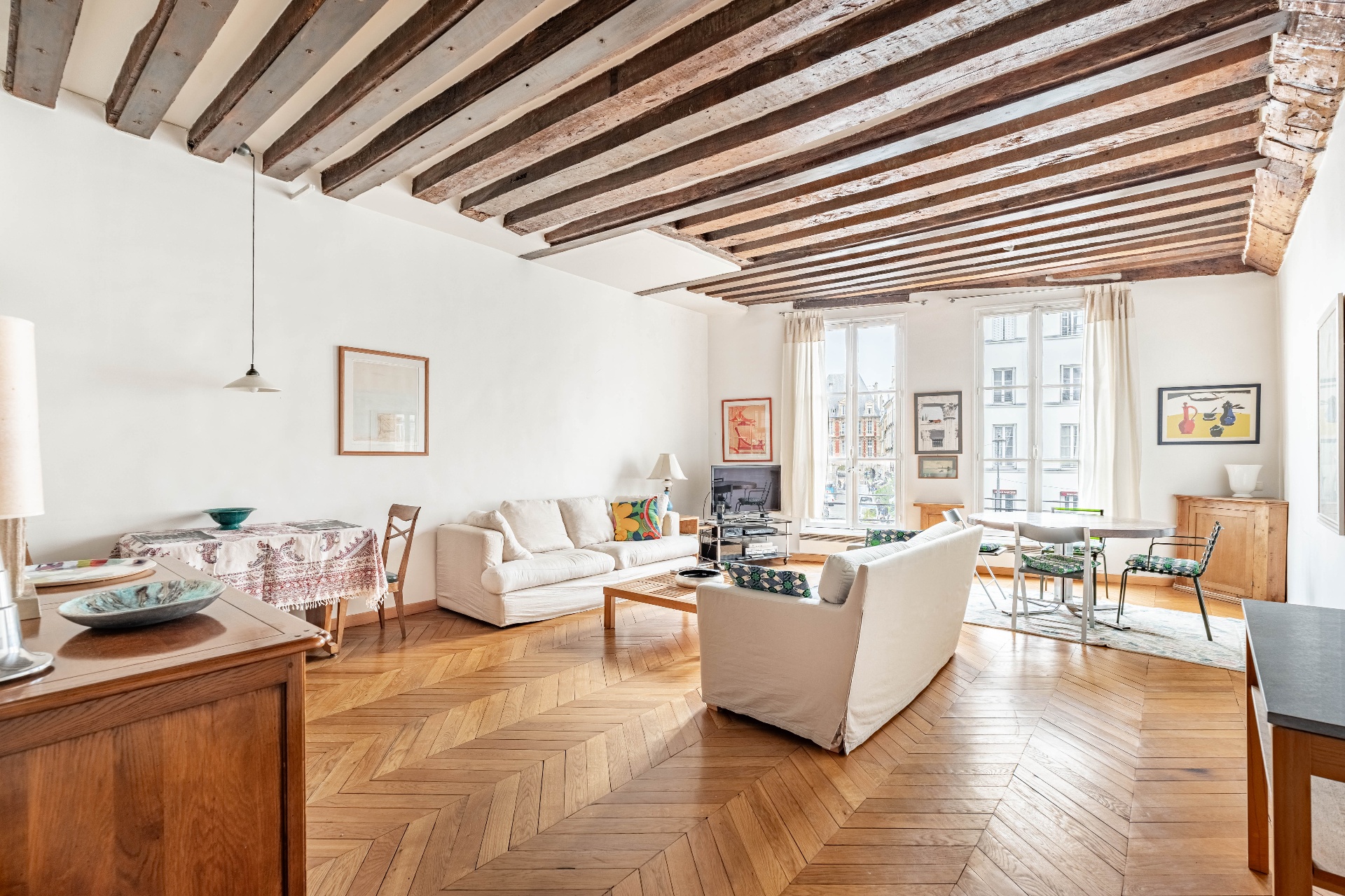 Marais / Place des Vosges – 101 m² – 3 chambres – Ascenseur – Charme & volumes