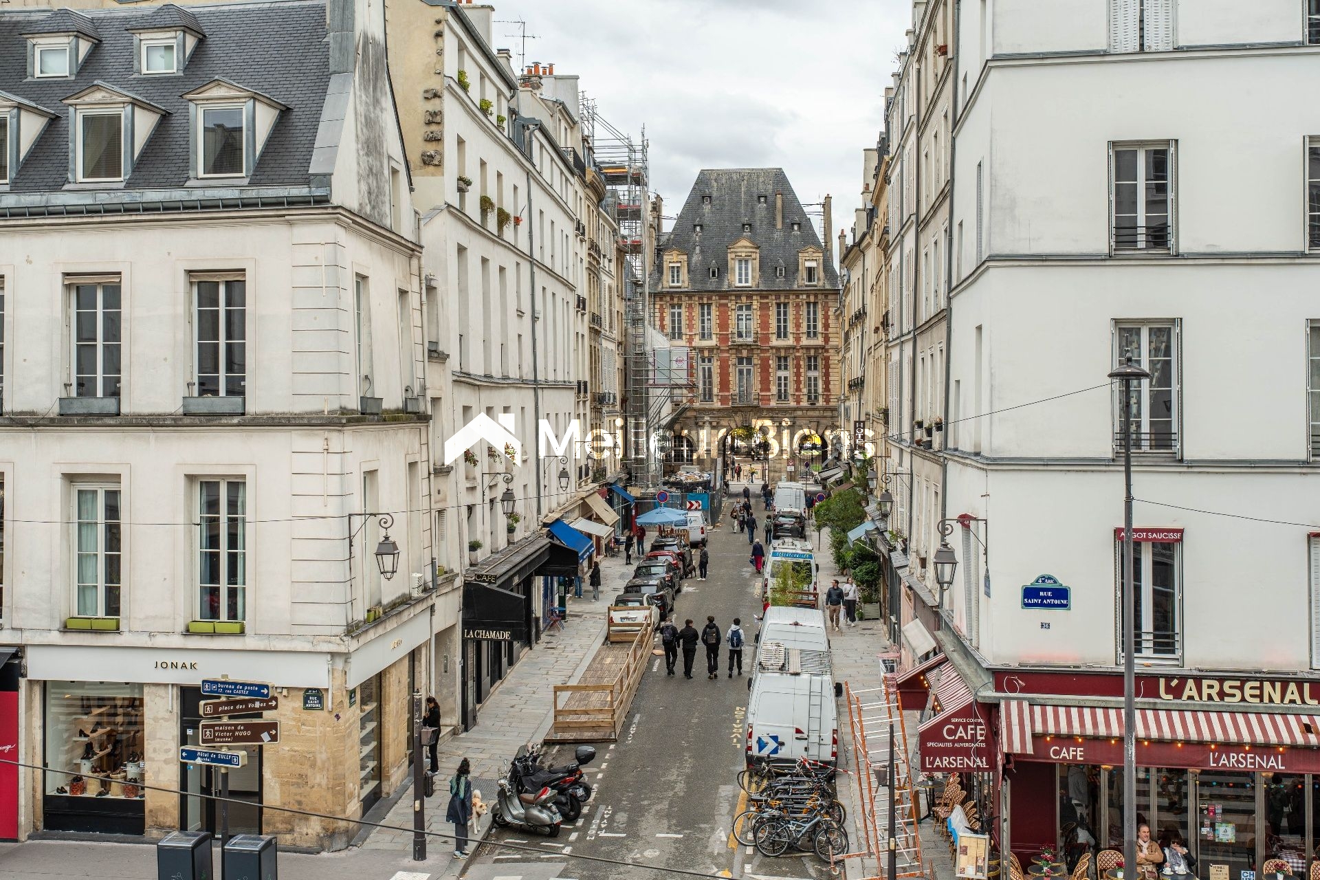 Marais / Place des Vosges – 101 m² – 3 chambres – Ascenseur – Charme & volumes