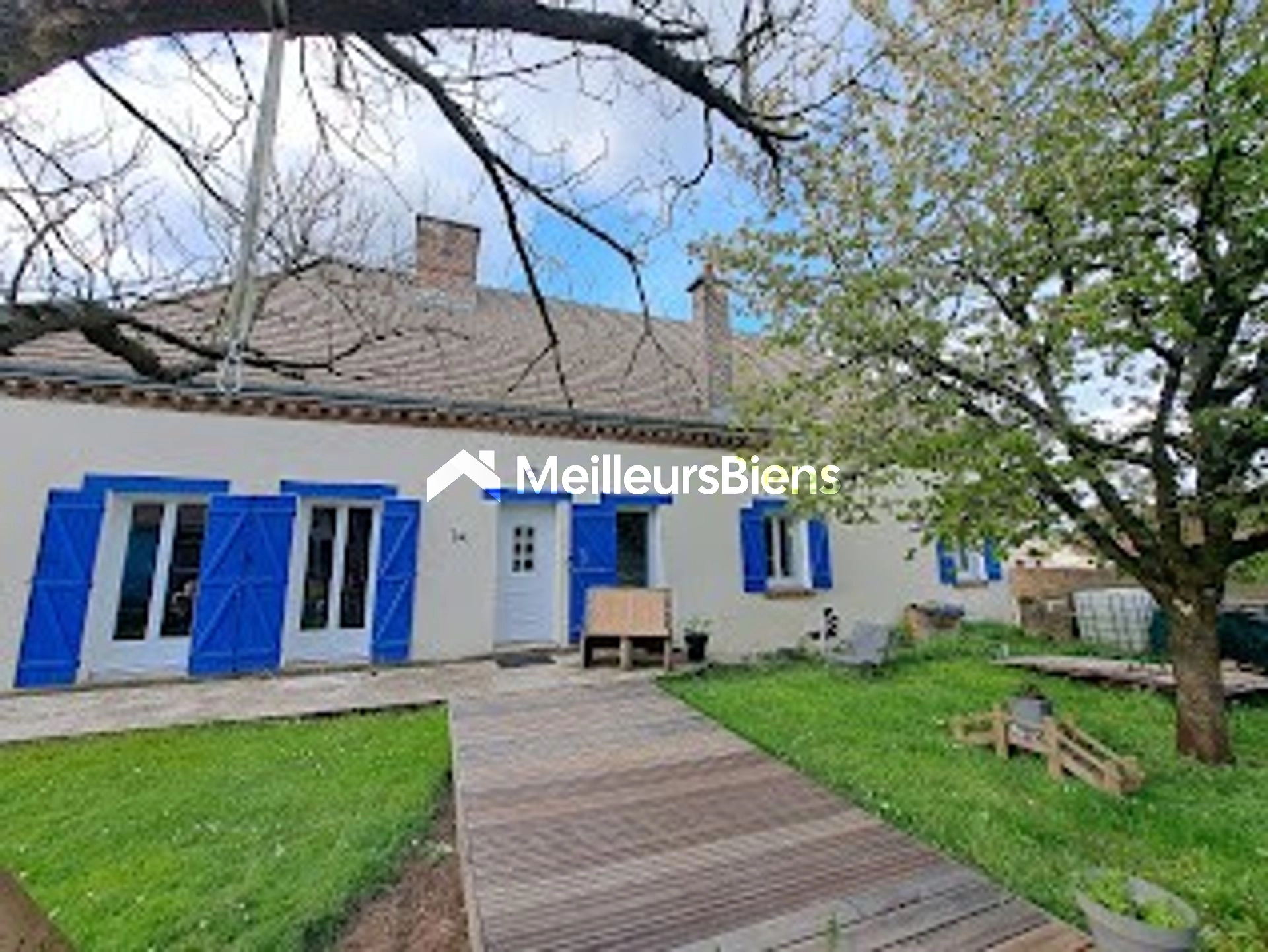 Maison ancienne plain-pied avec grenier aménageable sur 510m² terrain.