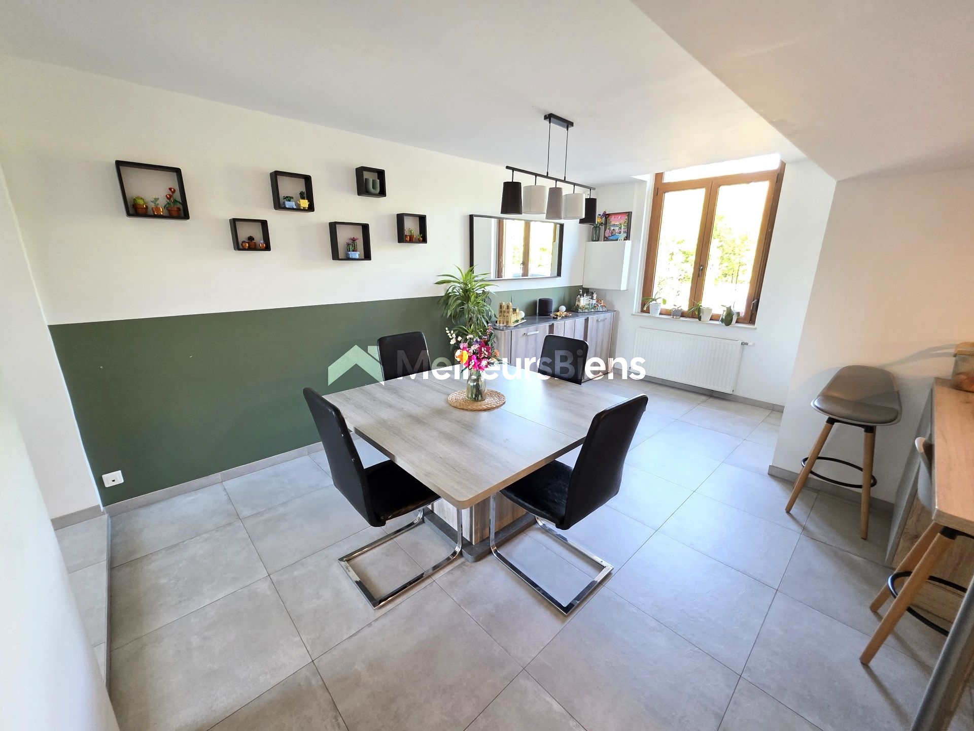 Très belle maison semi-individuelle avec 4 chambres