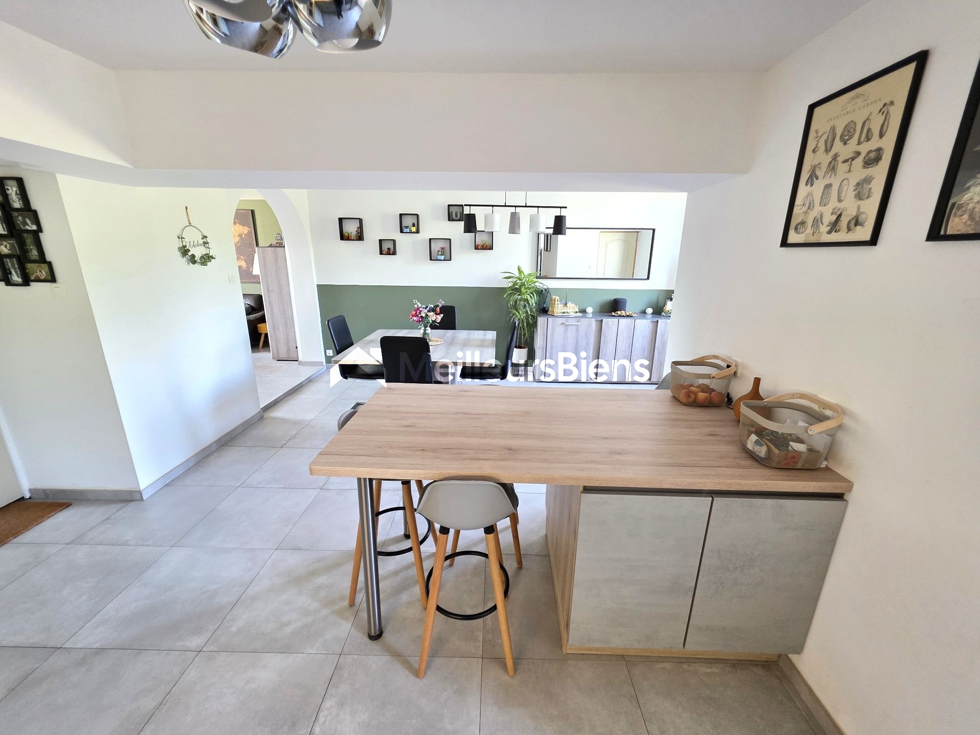 Très belle maison semi-individuelle avec 4 chambres