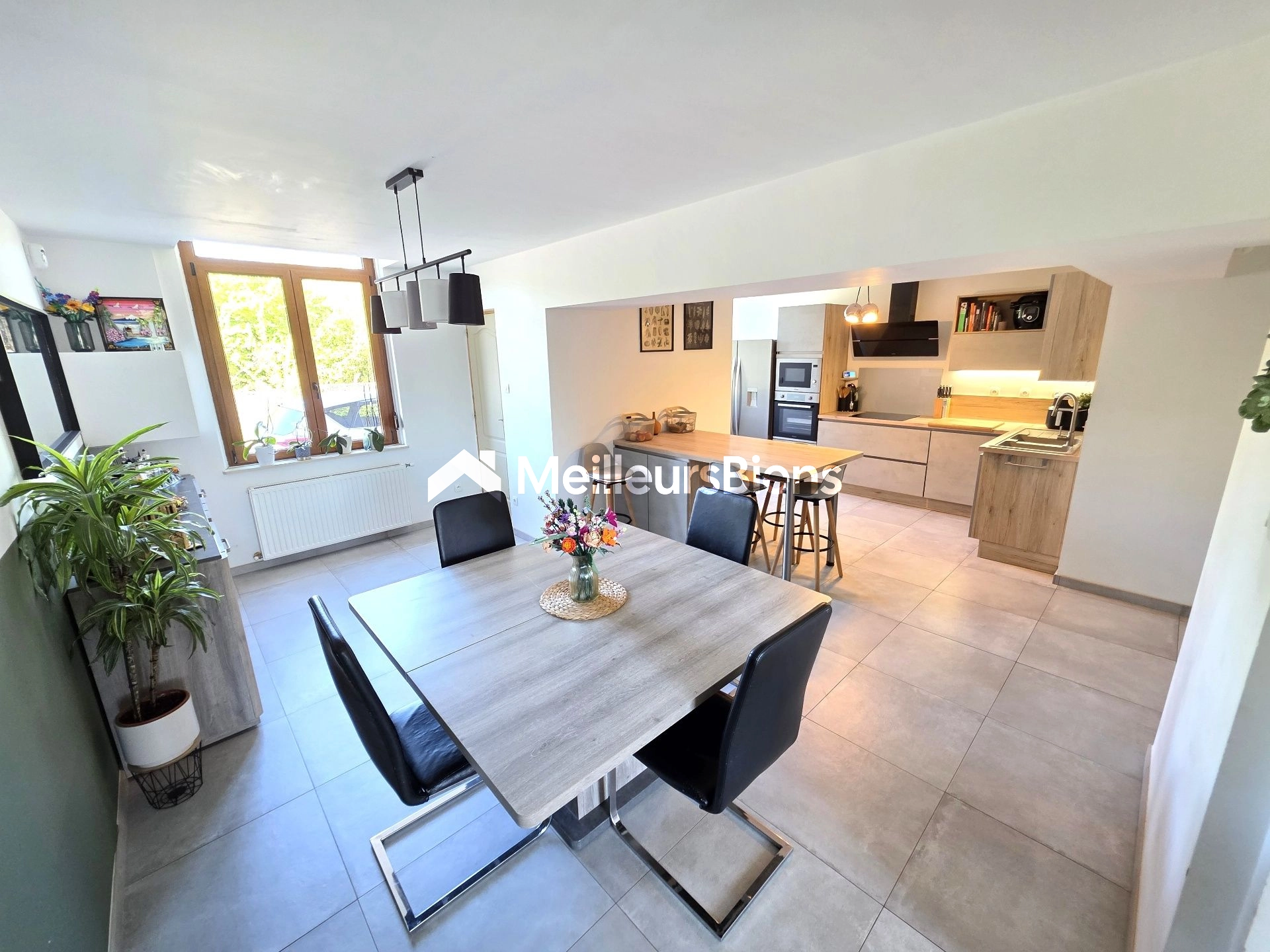 Très belle maison semi-individuelle avec 4 chambres