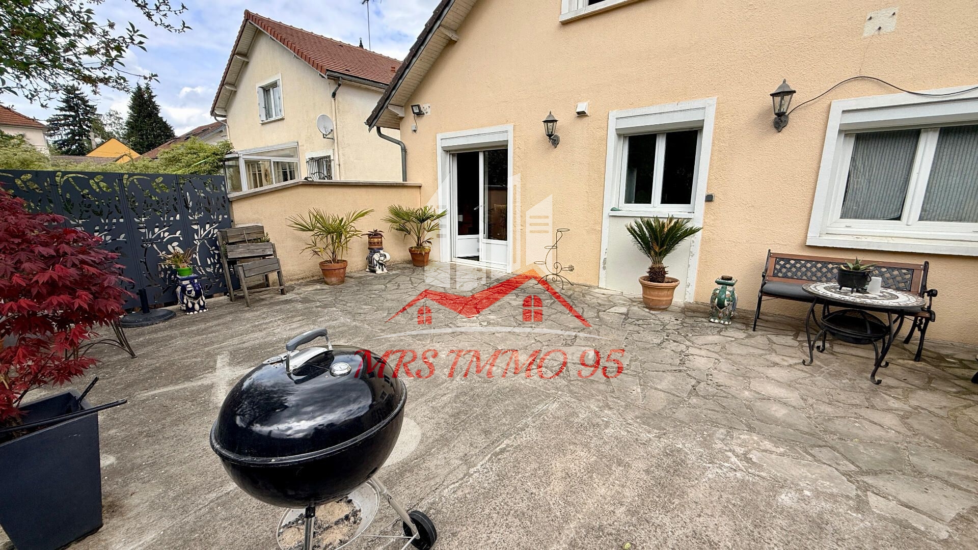 Maison avec confort de plain-pied, sous-sol, sur terrain de 1452 m2