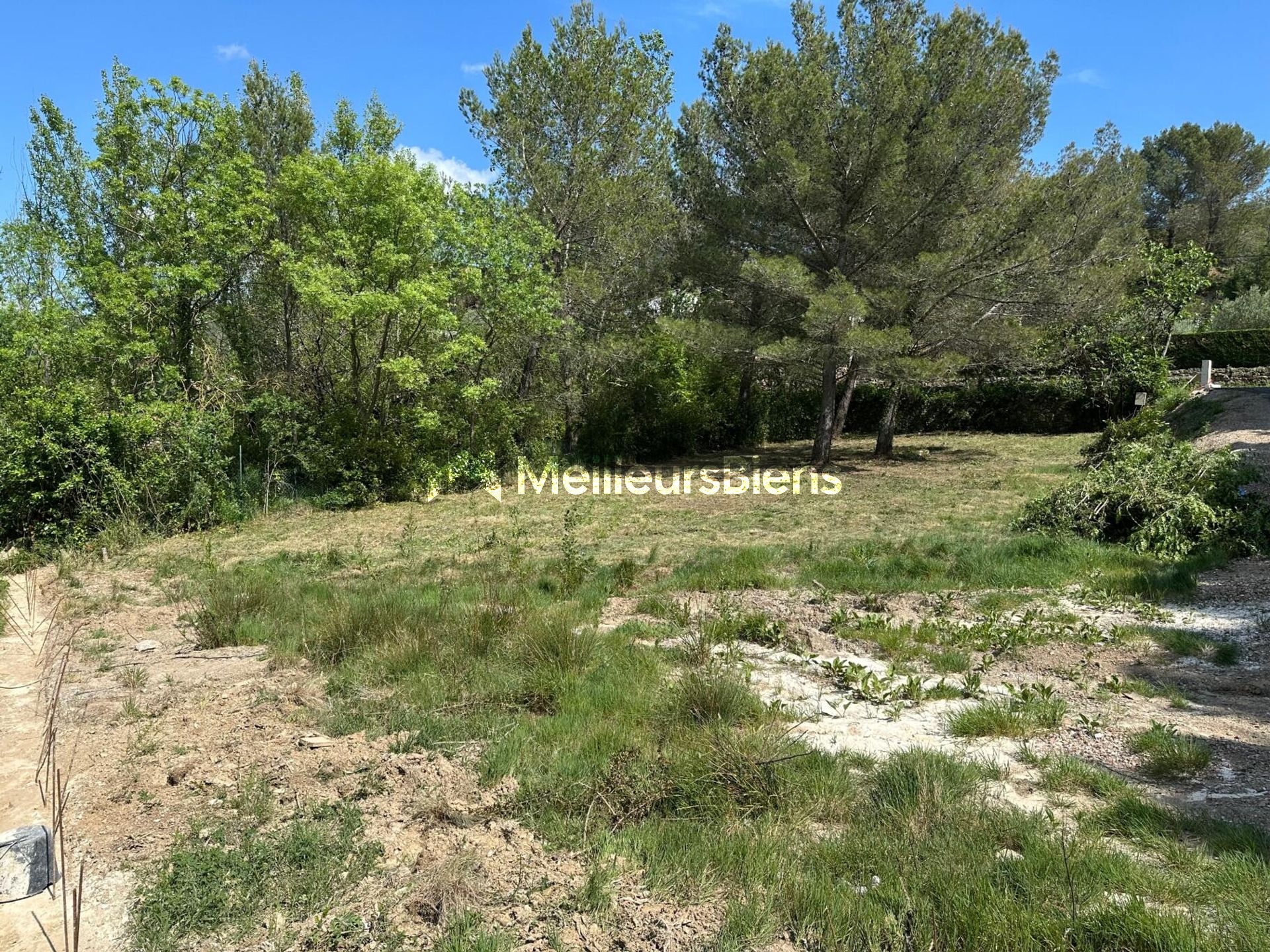 Beau terrain à bâtir de 920m²