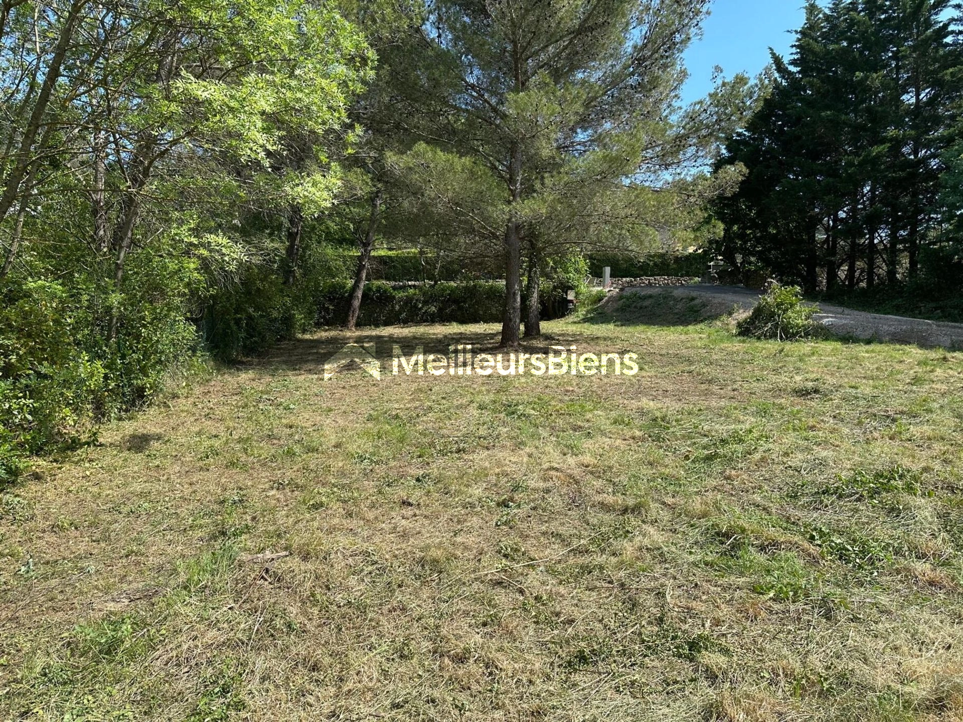 Beau terrain à bâtir de 920m²