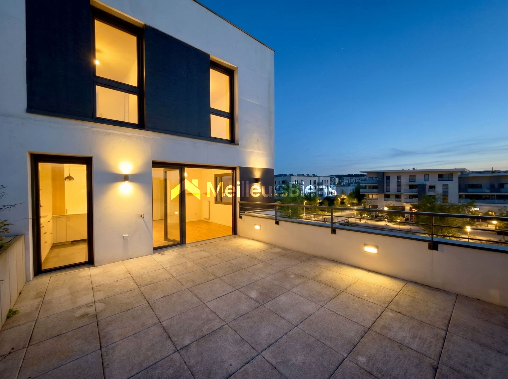 Location Duplex Roof top, parking