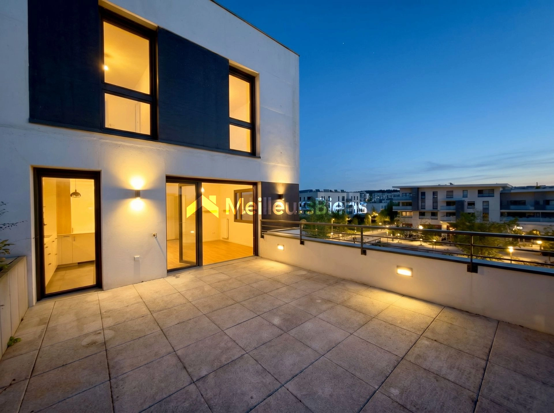 Location Duplex Roof top, parking