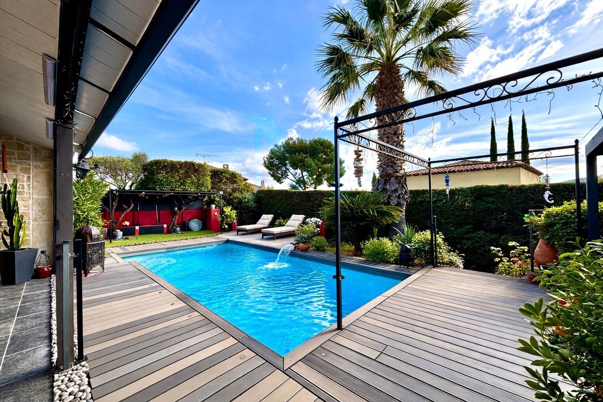 À vendre Maison familiale de 160 m² avec piscine sur terrain de 809 m² La Cadière-d’Azur