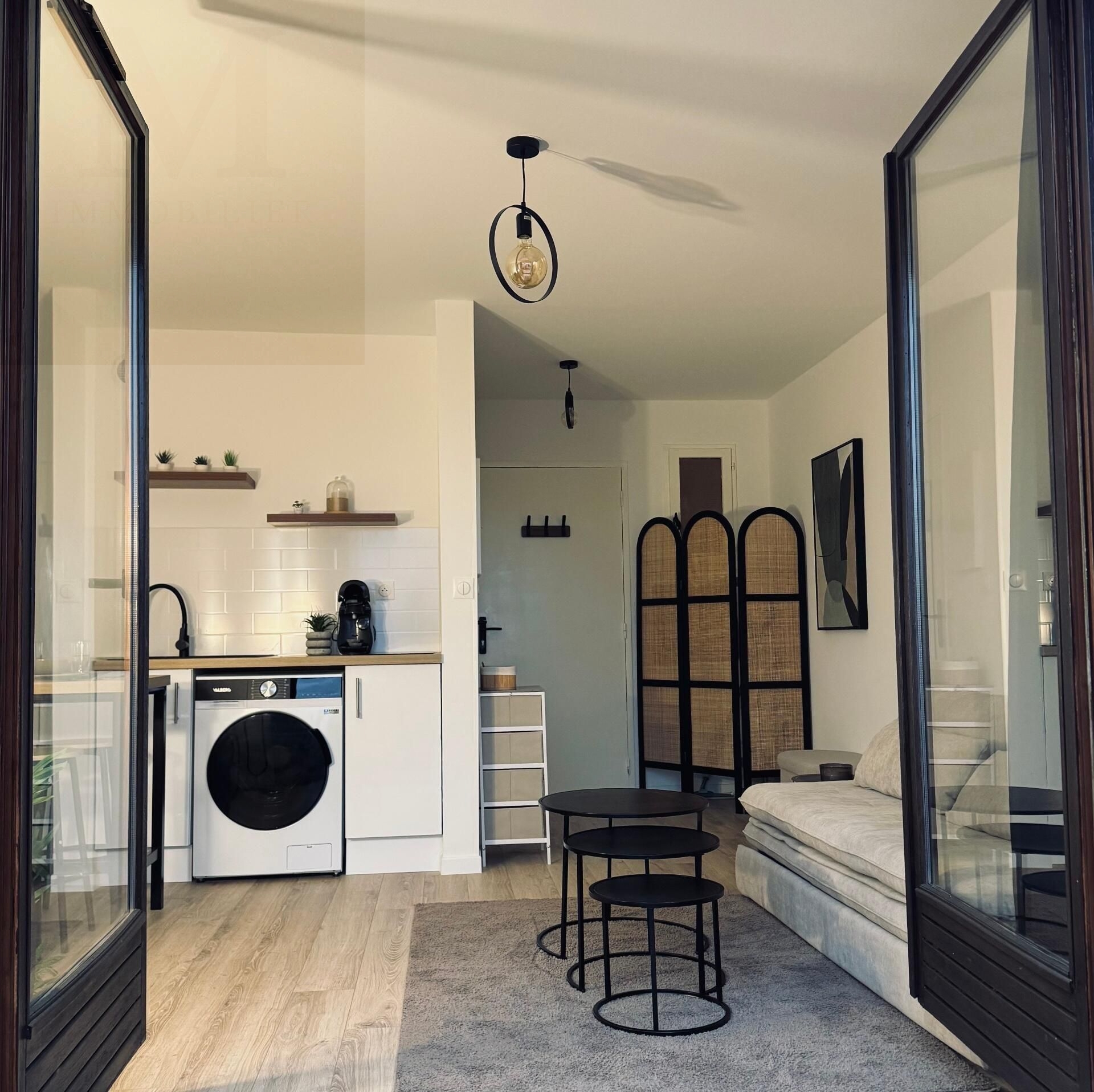 Sanary-sur-Mer – Studio rénové avec balcon dans résidence sécurisée avec piscine