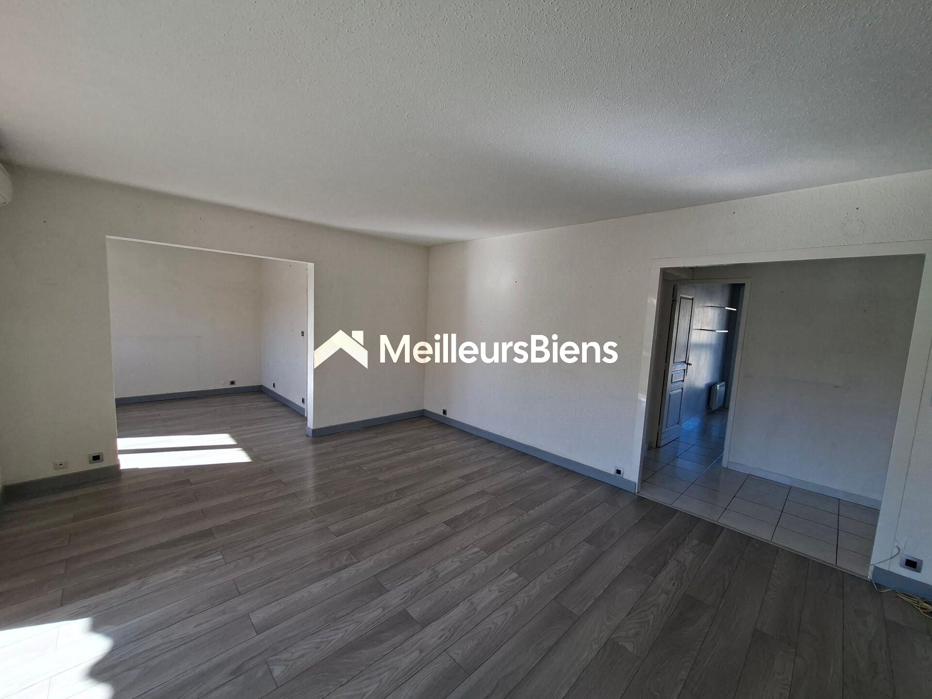APPARTEMENT T3 AVEC TERRASSE – À 2 PAS DU CENTRE VILLAGE SAINT-CYR SUR MER !