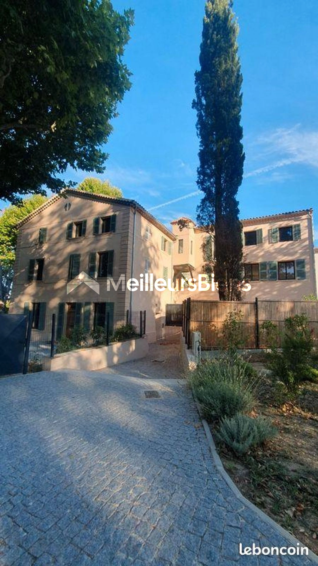 LE CASTELLET –  T3 RÉNOVÉ – DERNIER ÉTAGE – CADRE EXCEPTIONNEL