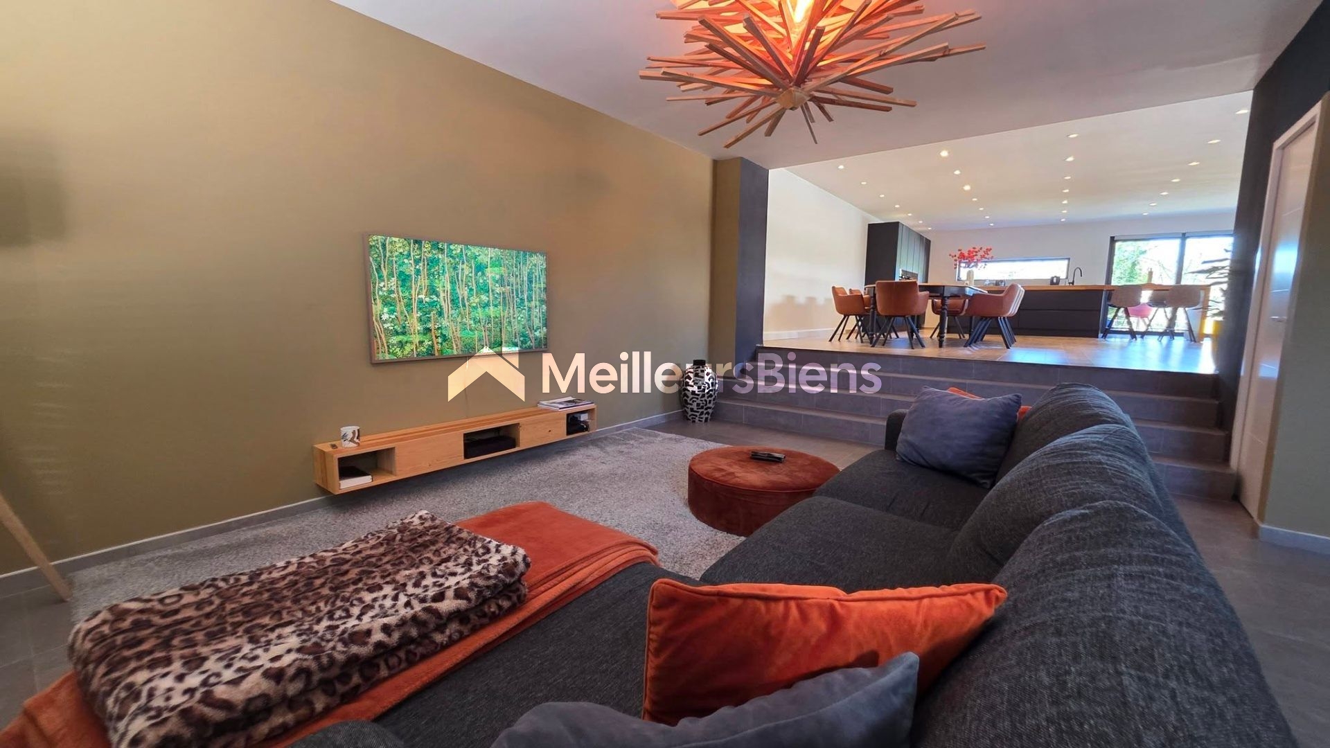 Maison 210 m² à Sebourg avec 3 chambres et sous-sol 2 garages . Terrasse . Rivière