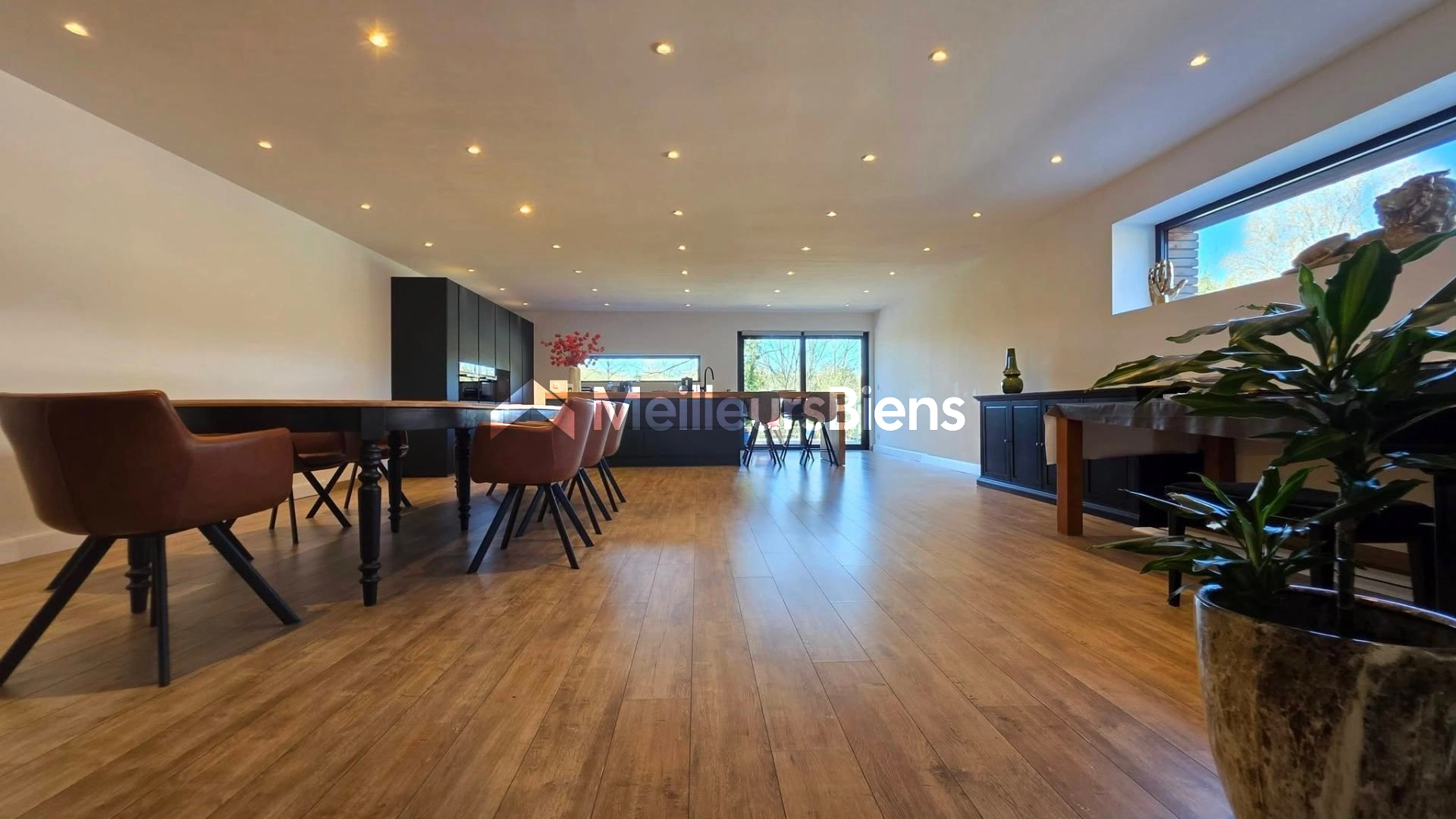 Maison 210 m² à Sebourg avec 3 chambres et sous-sol 2 garages . Terrasse . Rivière
