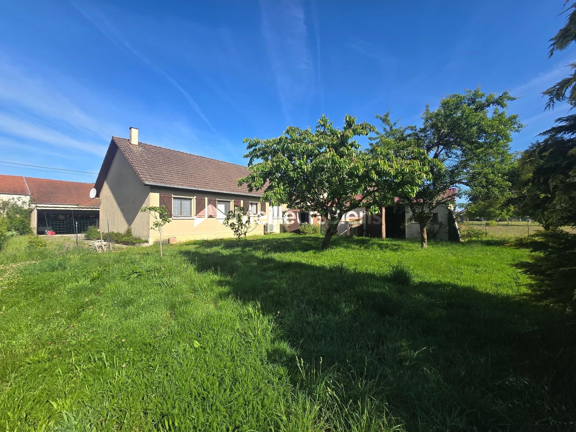 Maison individuelle 1986 avec garage, atelier et dépendances
