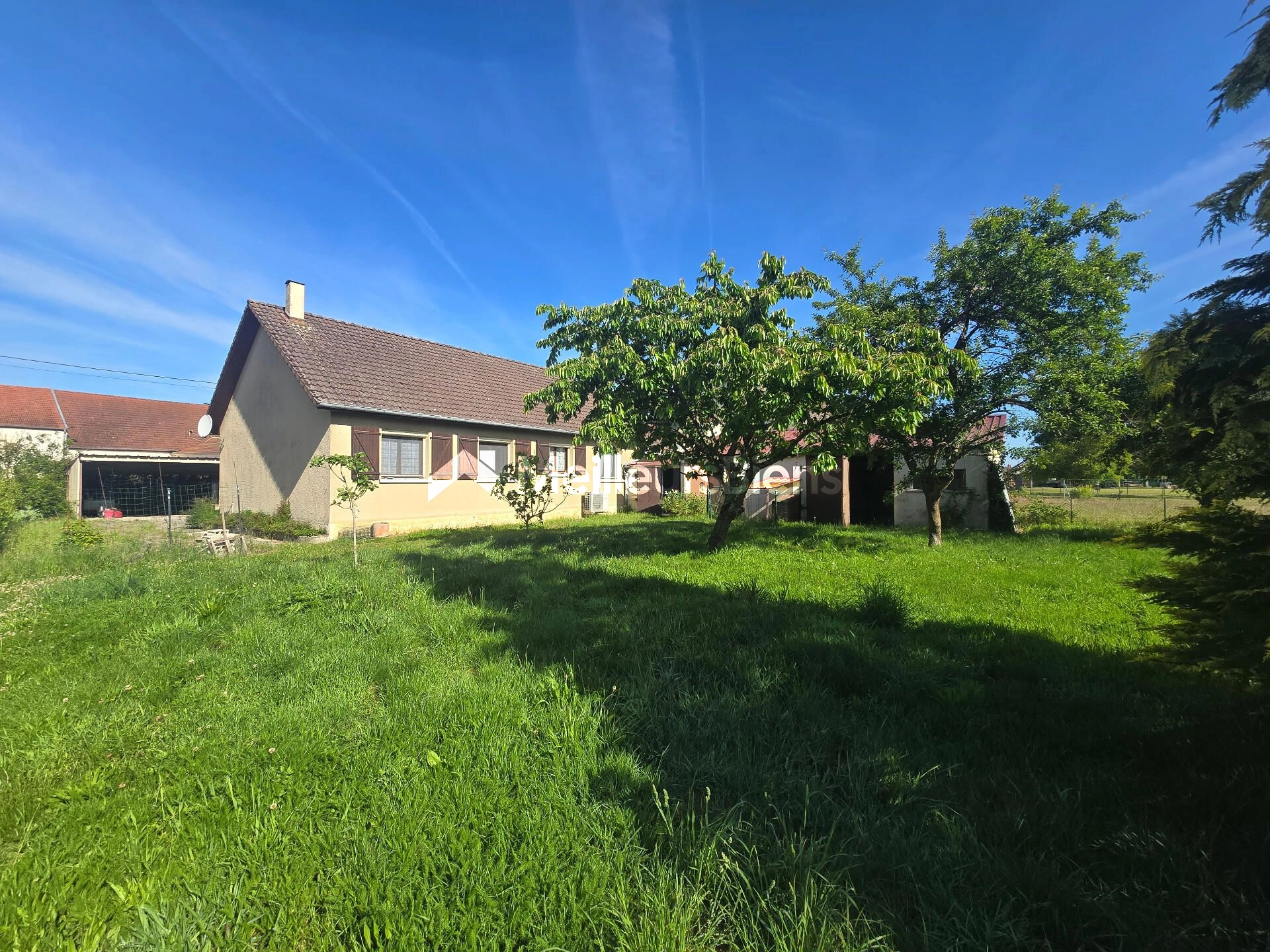 Maison individuelle 1986 avec garage, atelier et dépendances