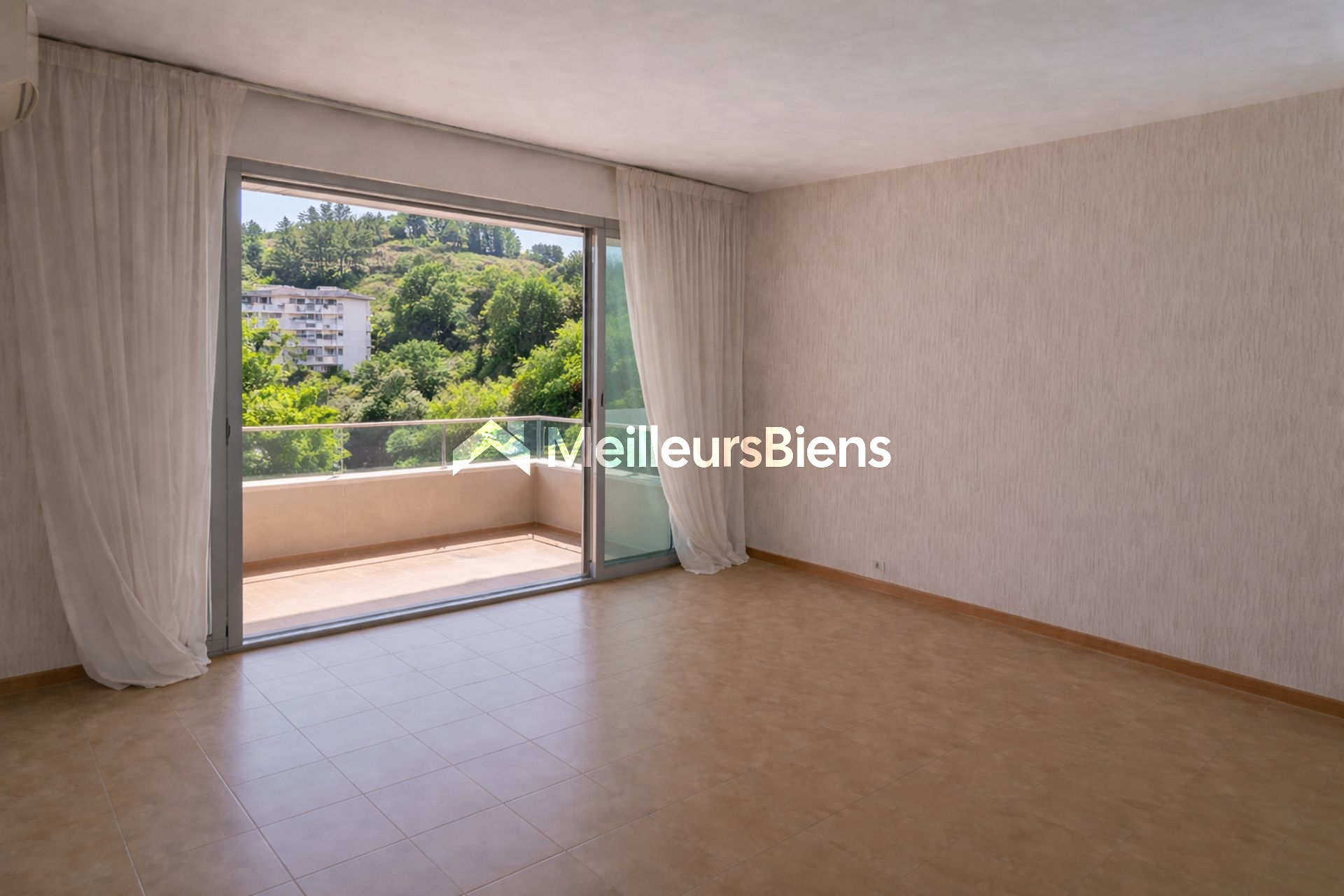 NICE A VENDRE APPARTEMENT  T3  61 m² ,TERRASSE,  GARAGE ,CAVE