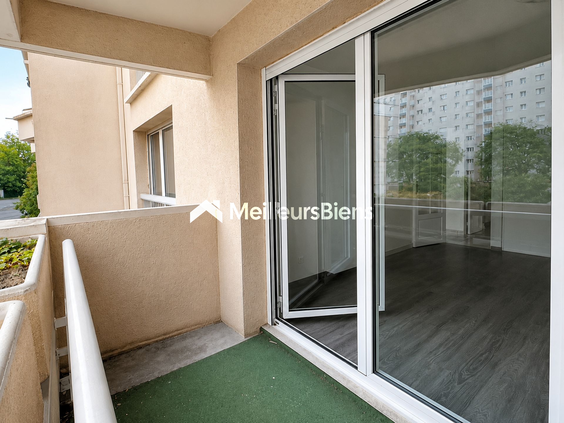 Choisy-le-Roi, Gambetta, grand 2 pièces de 50,68 m² avec balcon, libre et rénové