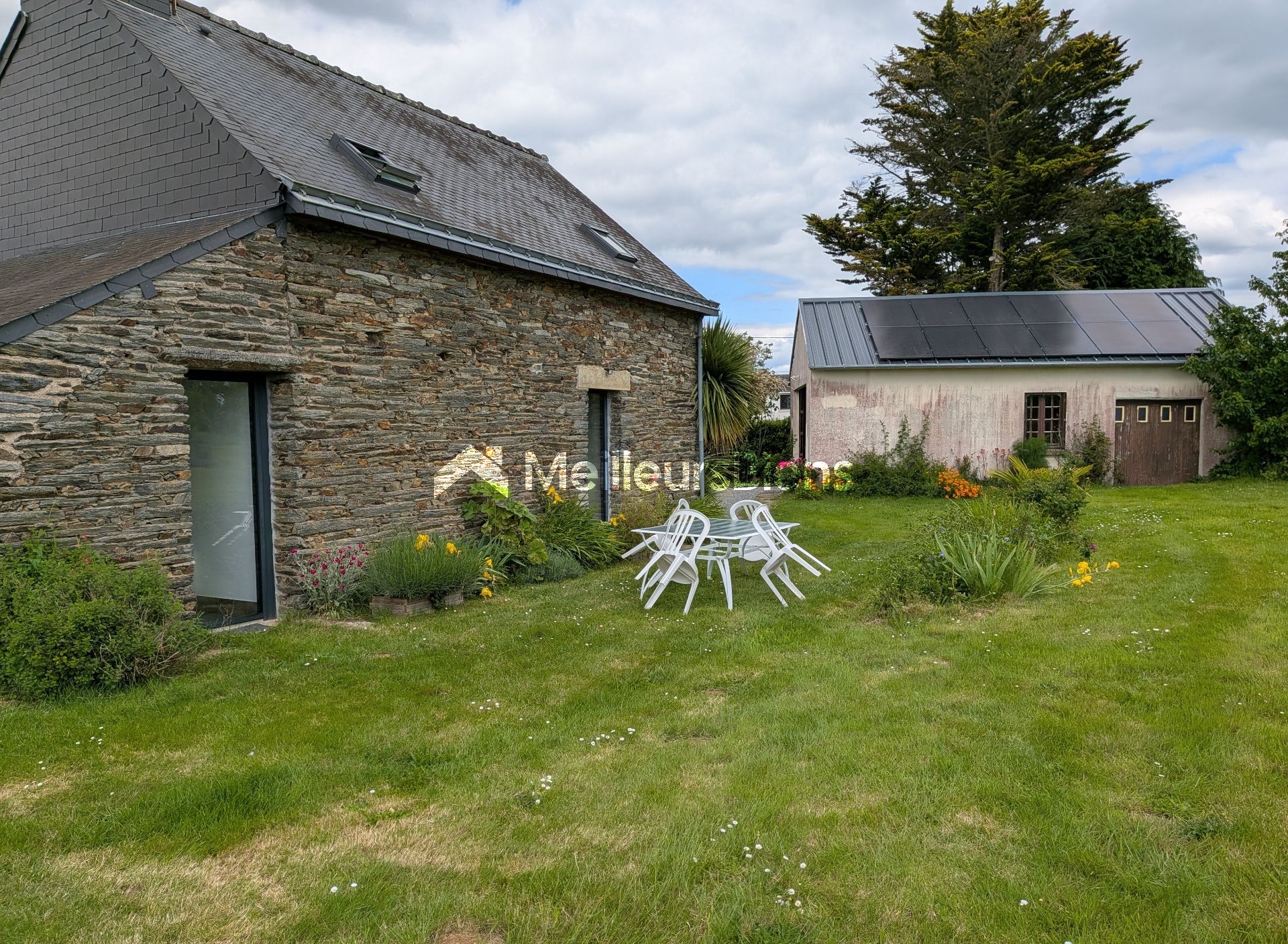 Charmante petite maison 2 chambres sur 800 m² terrain - Garage