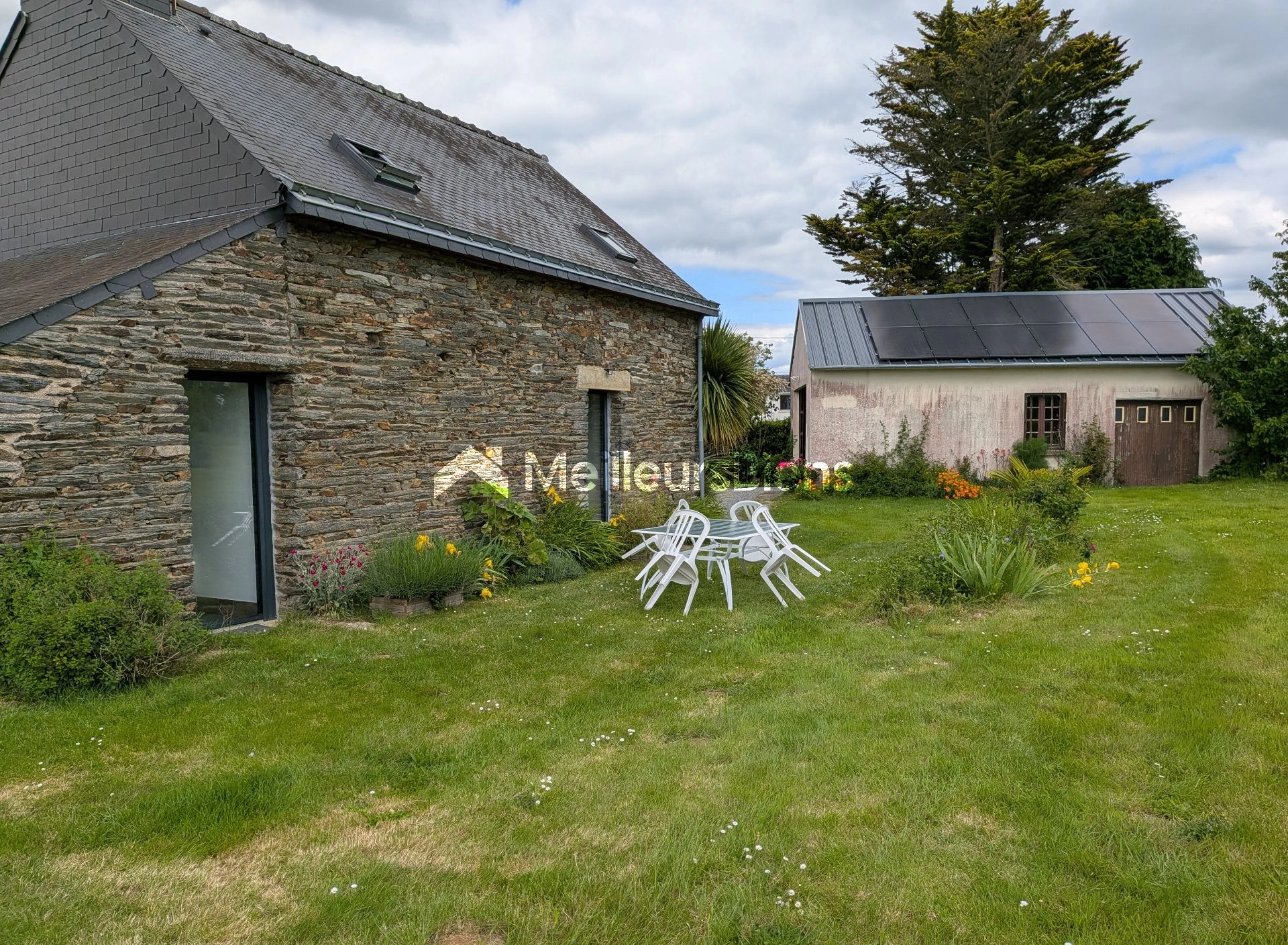 Charmante petite maison 2 chambres sur 800 m² terrain - Garage