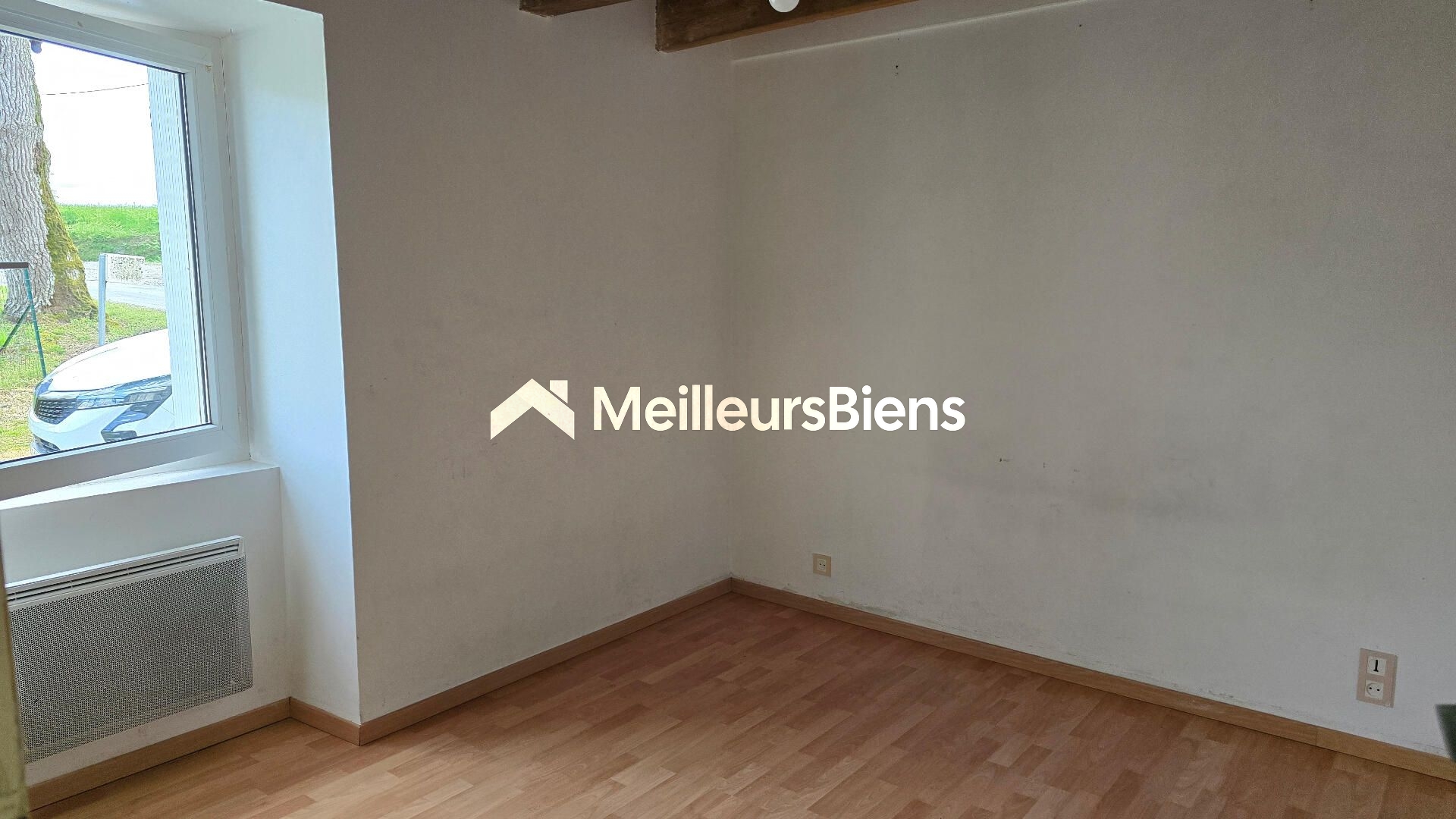 Maison en pierre, à la campagne