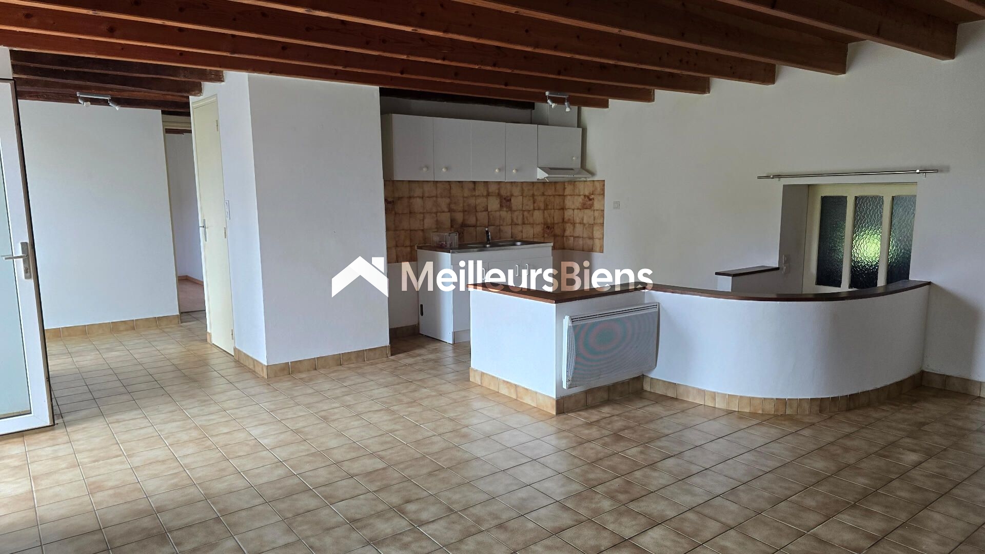 Maison en pierre, à la campagne