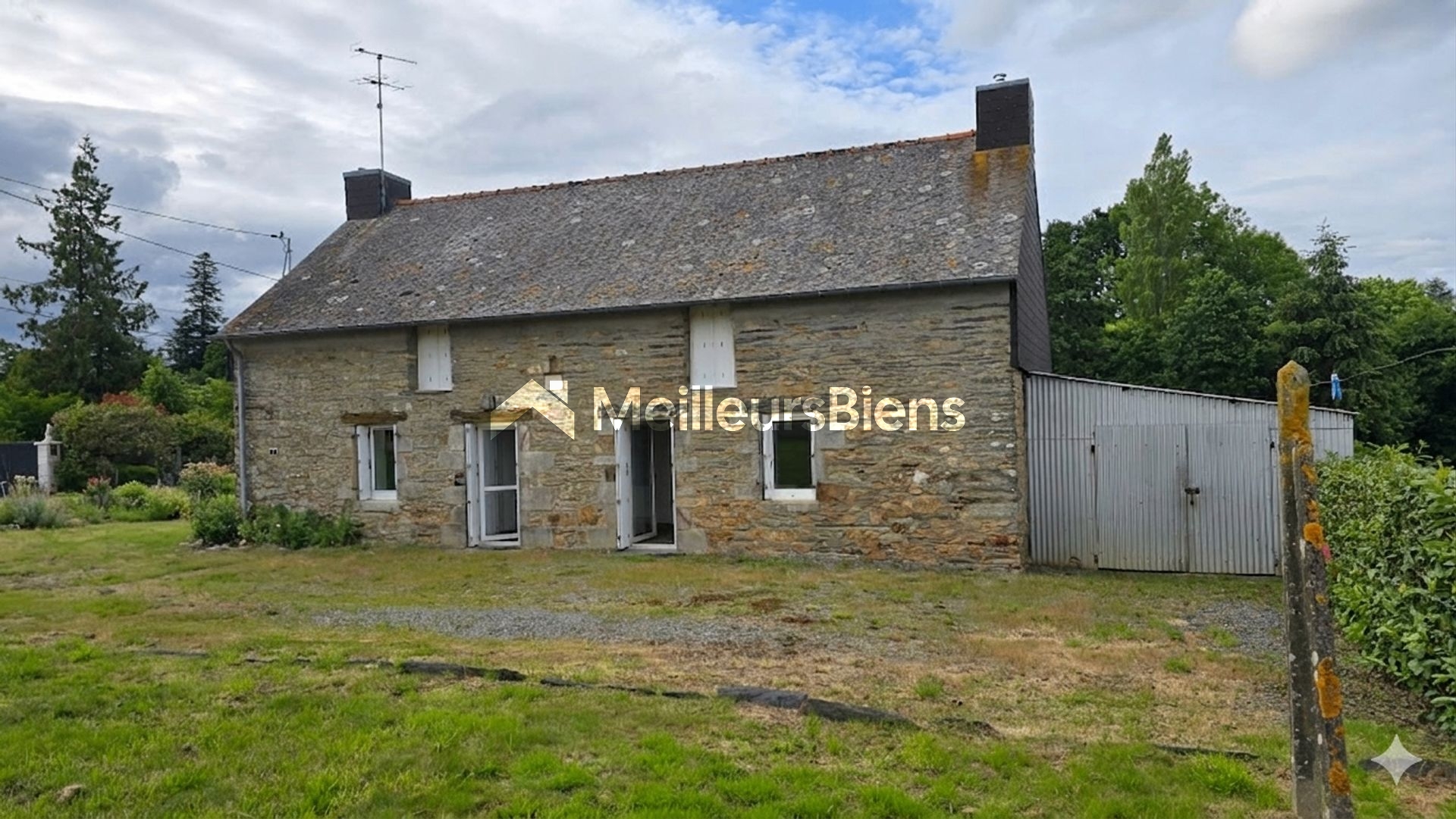 Maison en pierre, à la campagne