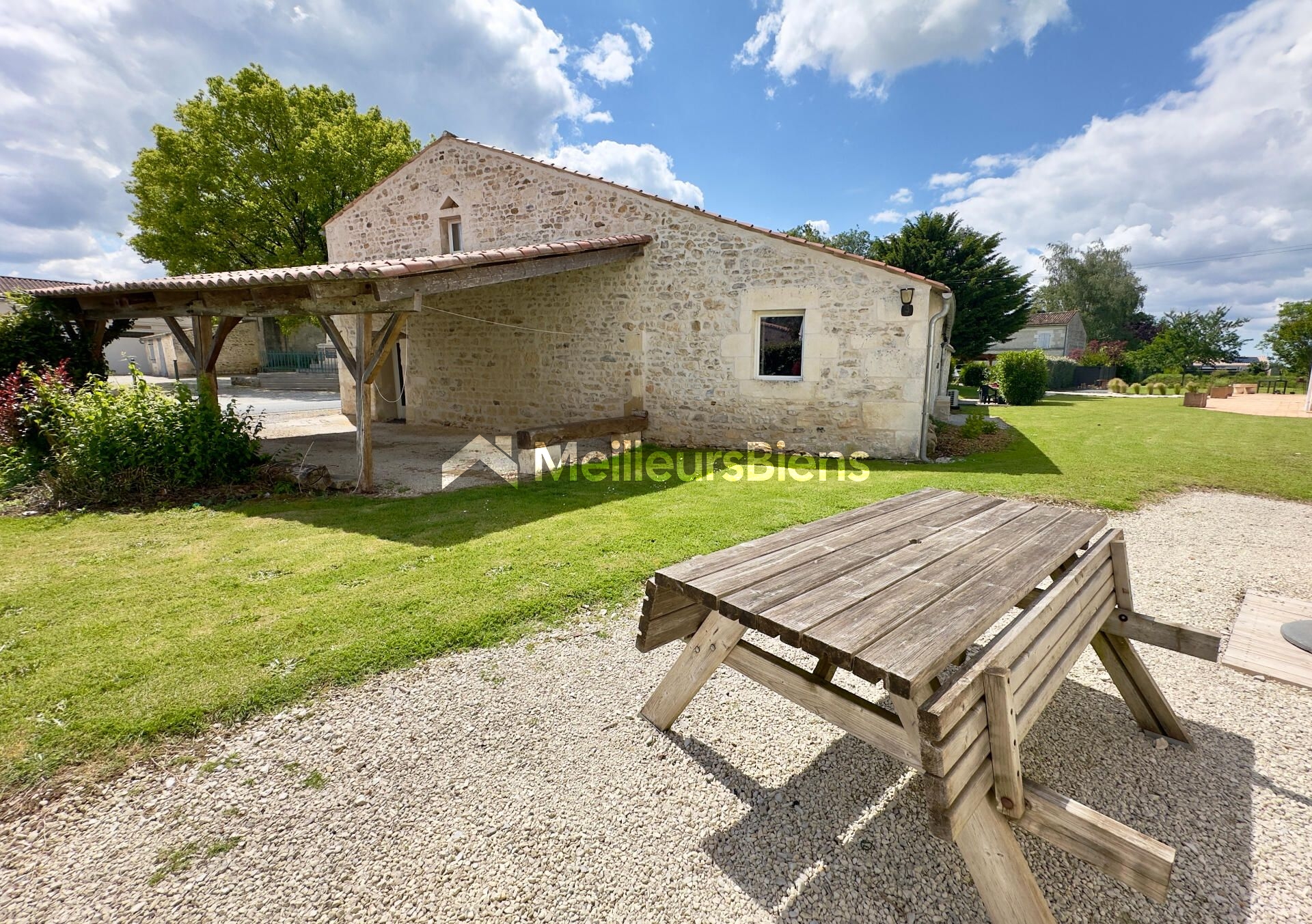 Beaucoup de charme pour cette Charentaise et ses 4 gîtes